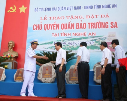 Ông Trần Văn Hằng - Bí thư Tỉnh uỷ Nghệ An các vị Thường trực Tỉnh uỷ, HĐND, UBND đón nhận đá chủ quyền Trường Sa do Chuẩn Đô đốc Nguyễn Cộng Hoà - Đại diện Bộ đội Hải quân Việt Nam và huyện đảo Trường Sa trao tặng