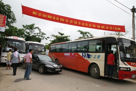 Ô tô chen nhau hàng 3 trên đường làng