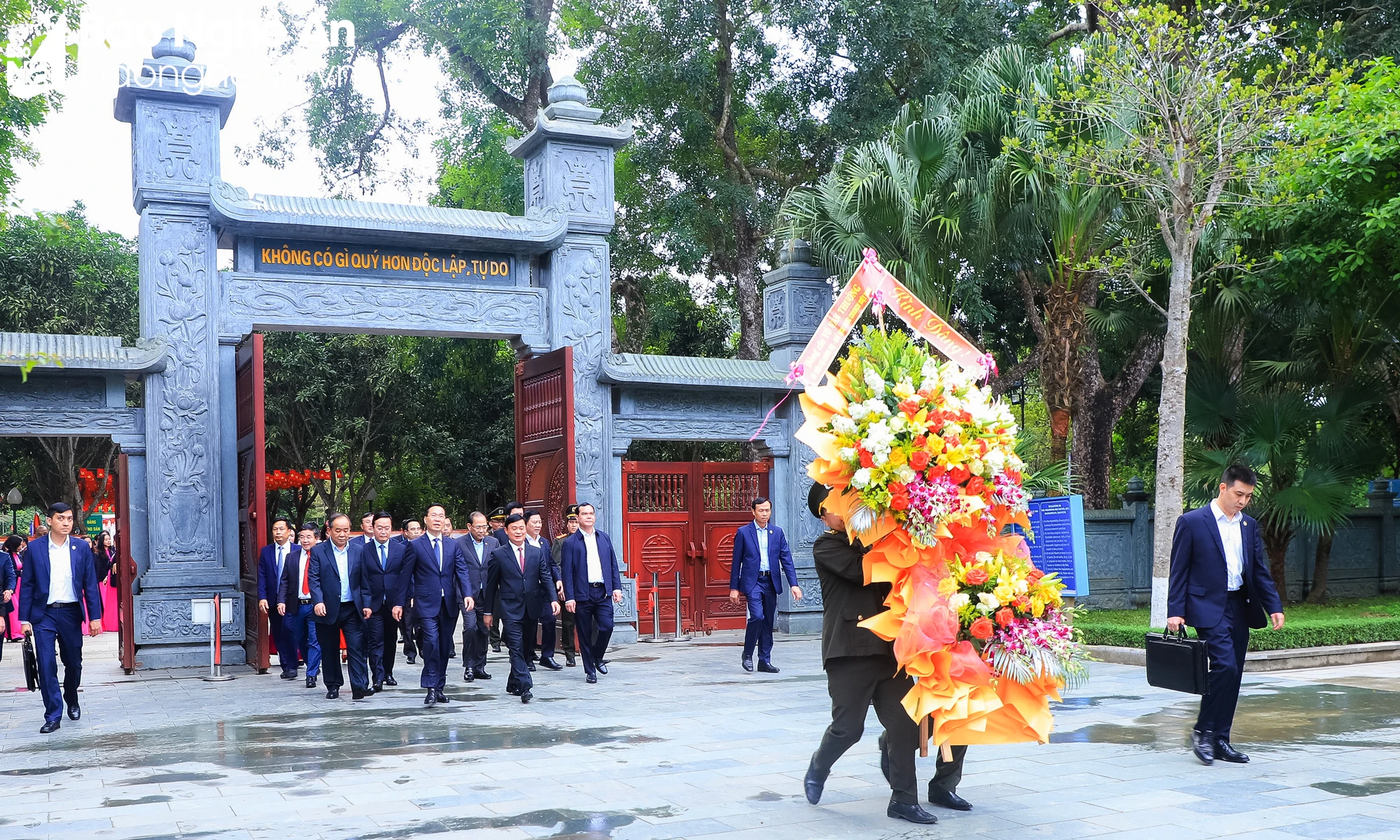 Chủ tịch nước Võ Văn Thưởng dâng hoa, dâng tưởng niệm tại Khu di tích Quốc gia đặc biệt Kim Liên và Khu di tích lưu niệm Tổng Bí thư Lê Hồng Phong