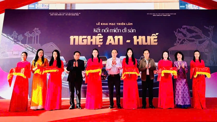 Khai mạc Triển lãm “Kết nối miền Di sản Nghệ An - Huế”
