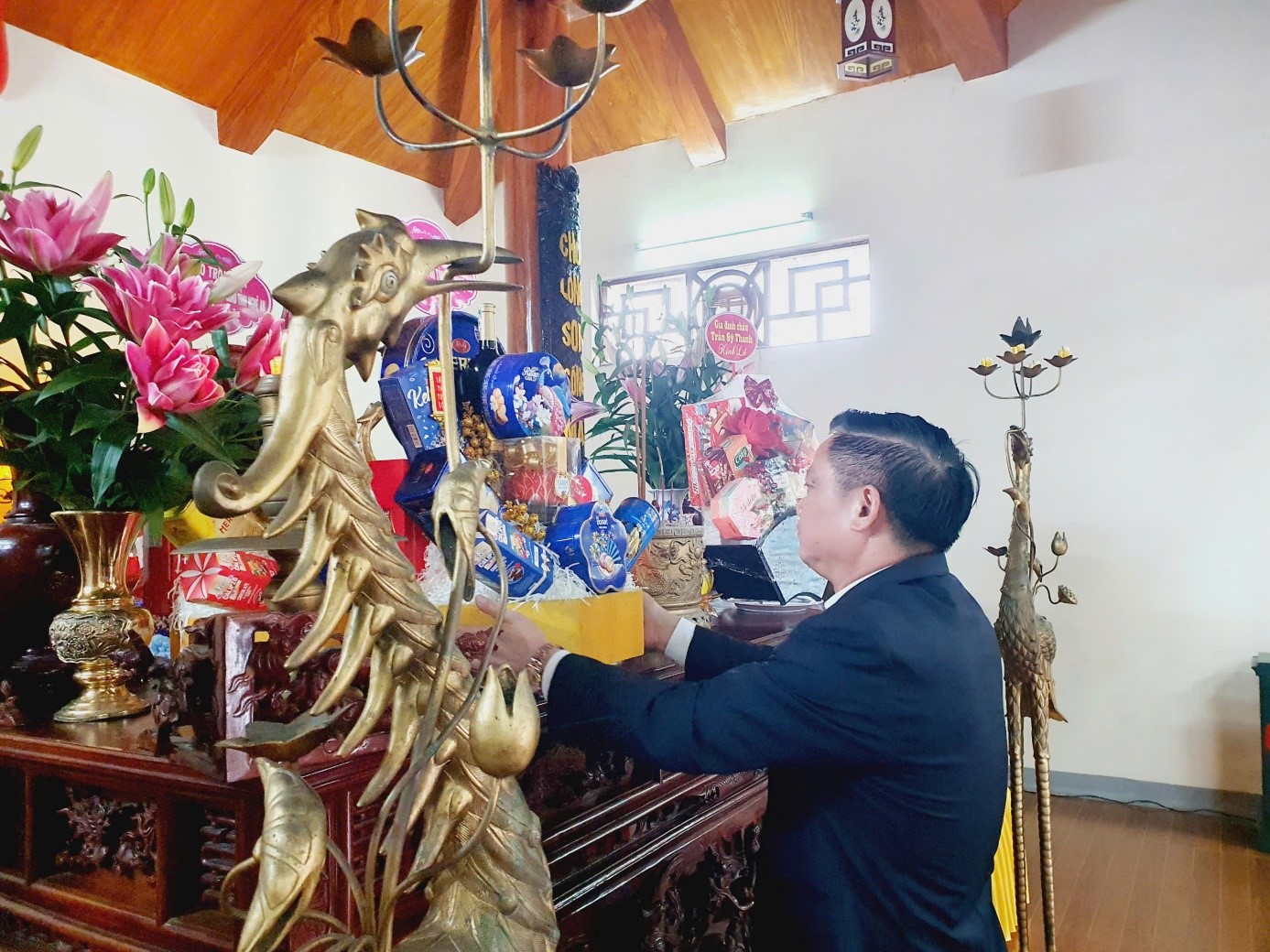 Bí thư Tỉnh ủy dâng hương tưởng niệm đồng chí Nguyễn Thị Minh Khai