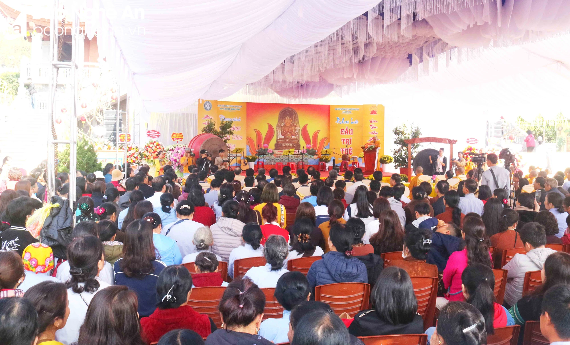 Hàng ngàn du khách tham dự Lễ khai bút tại chùa Đại Tuệ, huyện Nam Đàn