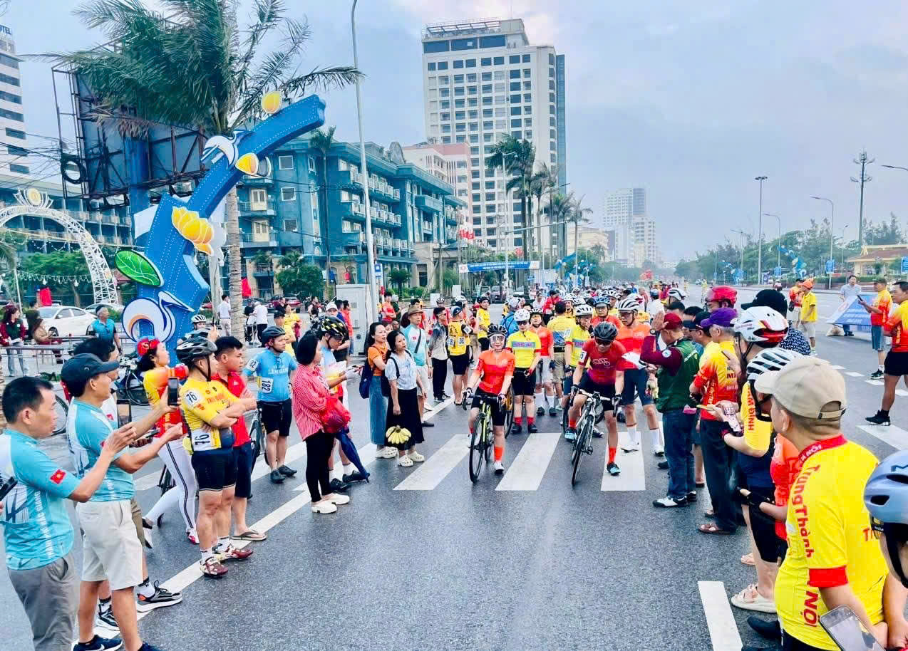 Hàng trăm cua-rơ tranh tài sôi nổi tại Giải đua xe đạp “Cửa Lò - Biển gọi” tranh Cúp Bia Sao Vàng năm 2026