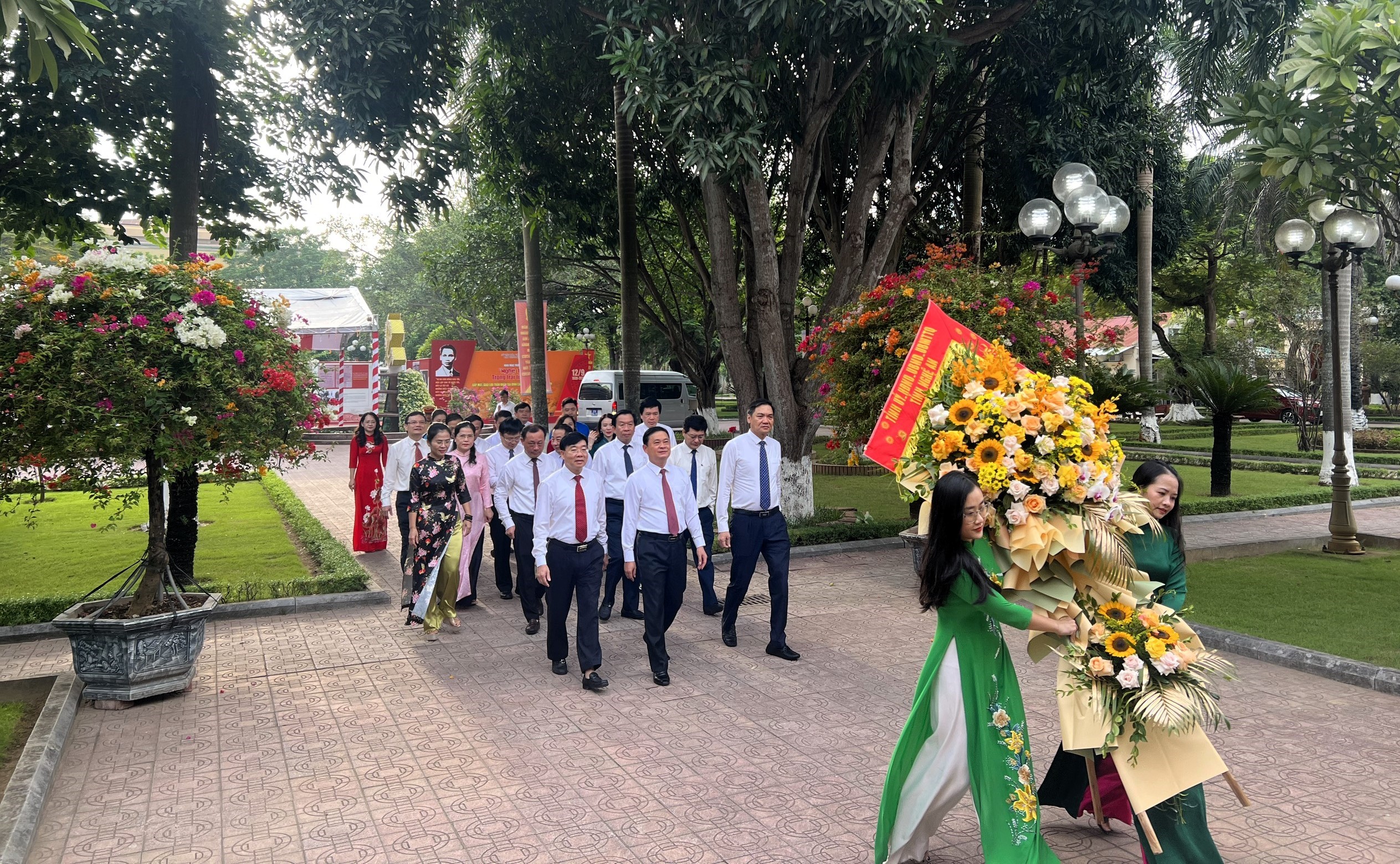 Lãnh đạo tỉnh Nghệ An dâng hương tưởng niệm liệt sĩ Xô Viết Nghệ Tĩnh