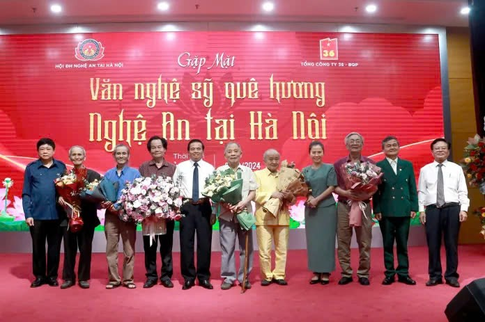 Gặp mặt văn nghệ sĩ quê hương Nghệ An tại Hà Nội