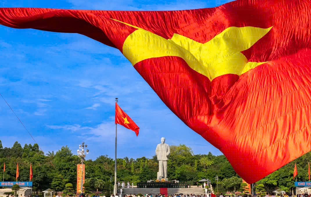 Trang nghiêm, xúc động Lễ chào cờ và bay đại kỳ Tổ quốc kỷ niệm 135 năm Ngày sinh Chủ tịch Hồ Chí Minh