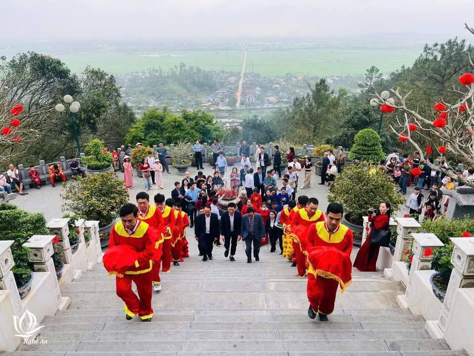 Dâng bánh chưng tưởng niệm thân mẫu Chủ tịch Hồ Chí Minh
