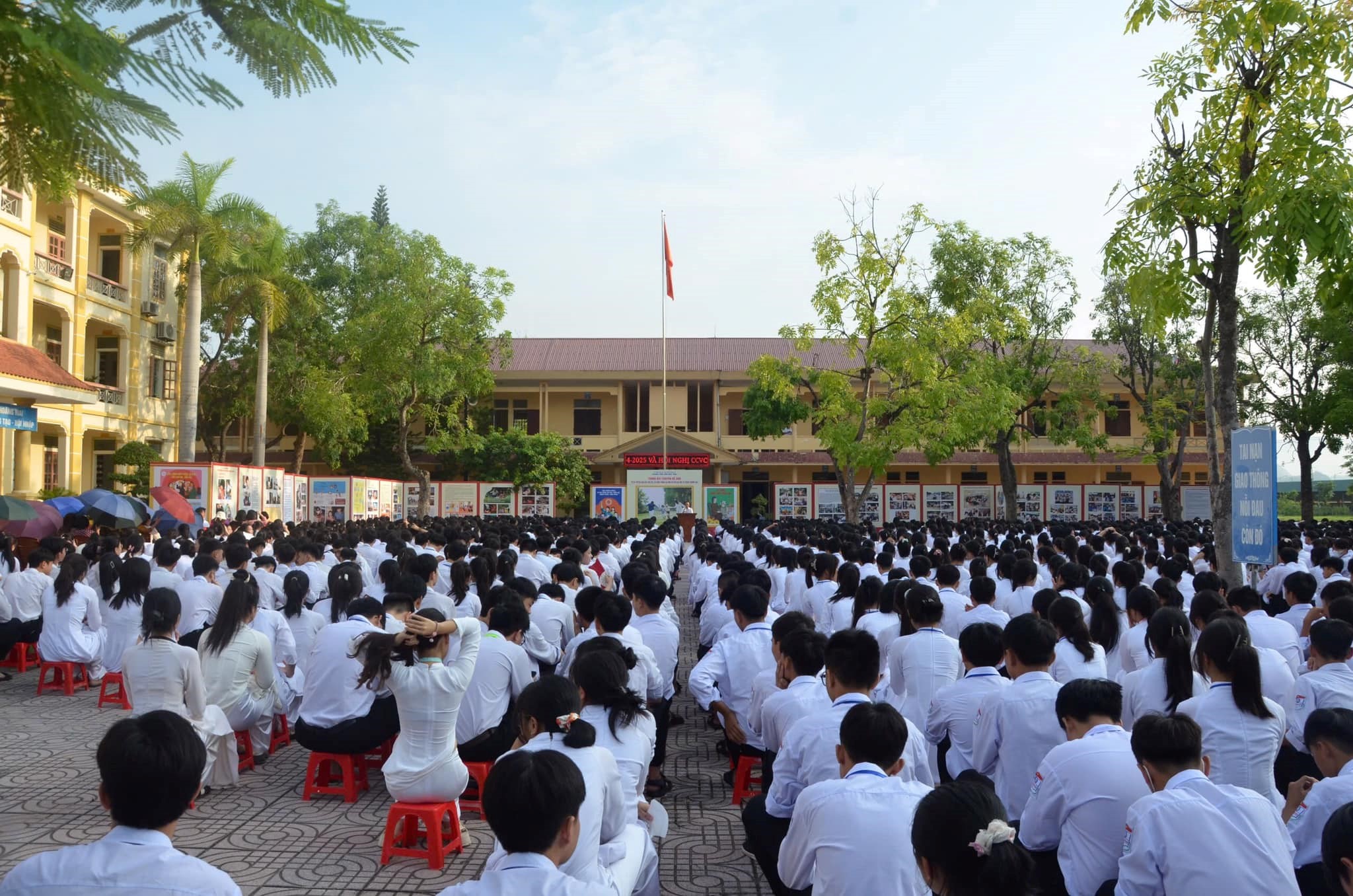 Trung tâm Văn hóa tỉnh trưng bày chuyên đề ảnh “Tuyên truyền, giáo dục đạo đức lối sống trong gia đình và văn hóa ứng xử trong trường học" tại thị xã Hoàng Mai