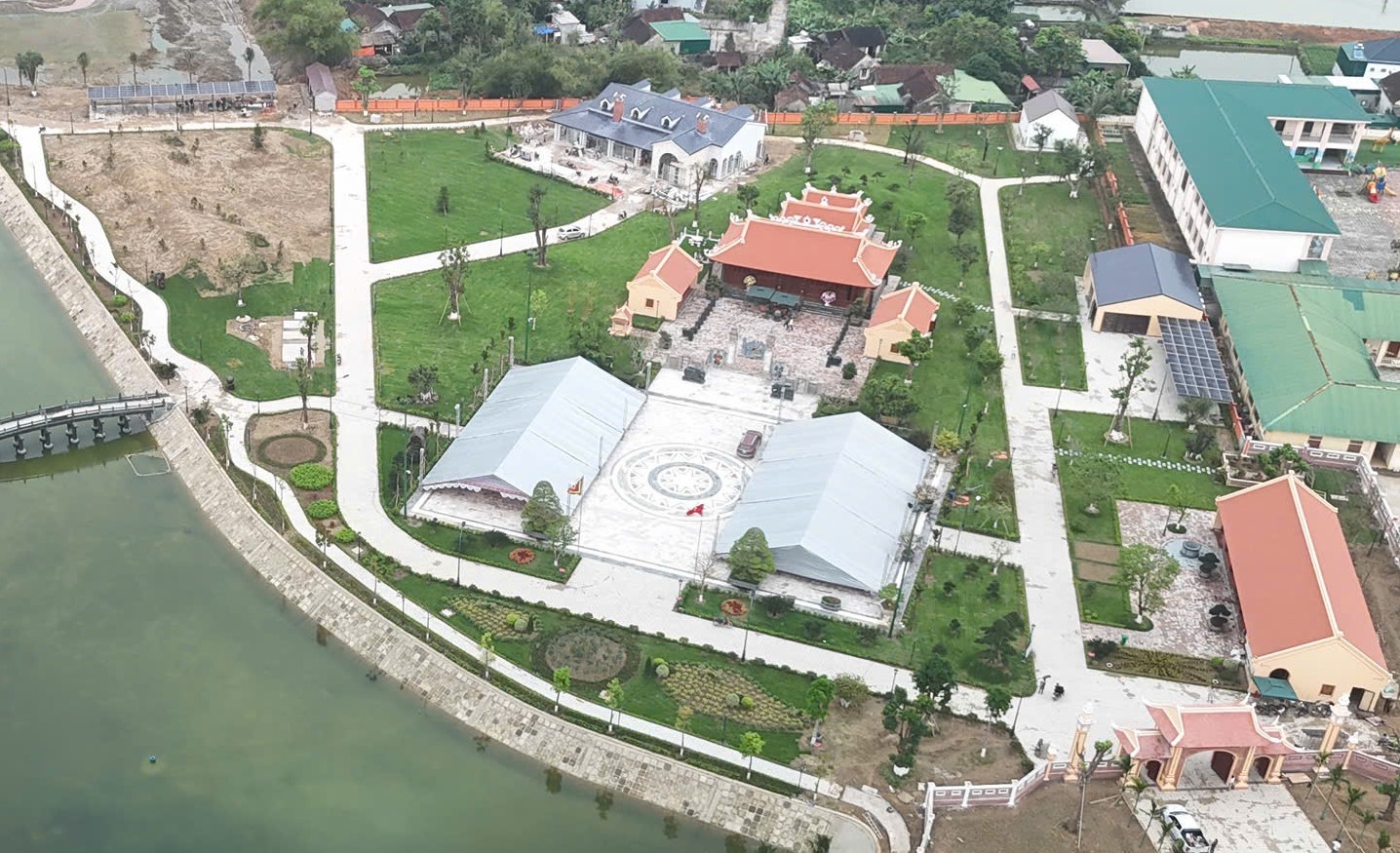 Thư viện tỉnh Nghệ An hướng dẫn nghiệp vụ thư viện và sắp xếp tủ sách tại Đền thờ Lê Đức Tuy