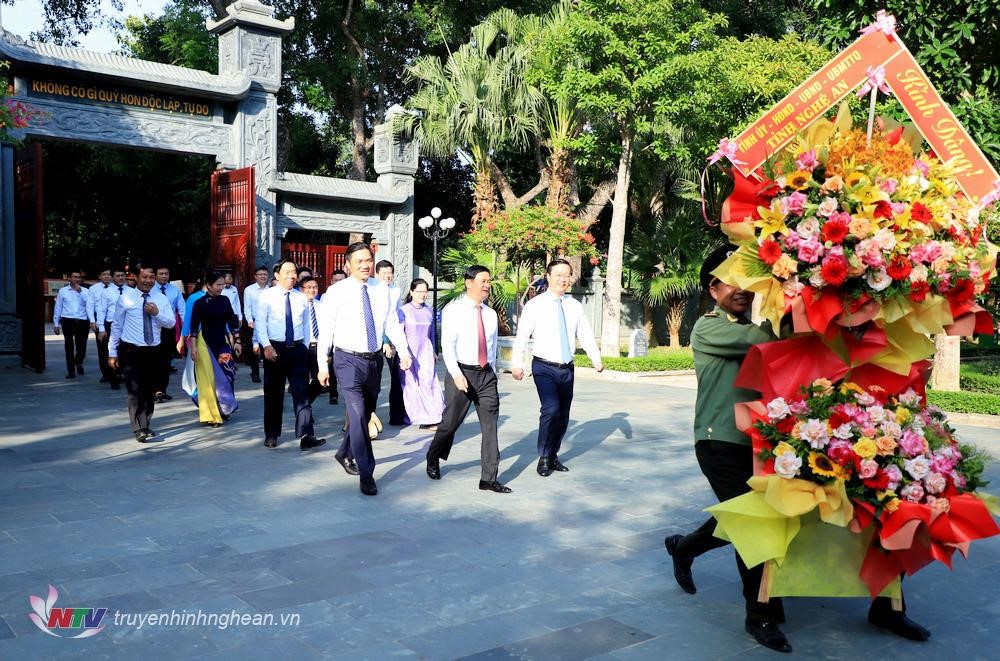 Lãnh đạo tỉnh Nghệ An dâng hương tưởng niệm Chủ tịch Hồ Chí Minh nhân Ngày Quốc khánh 2/9