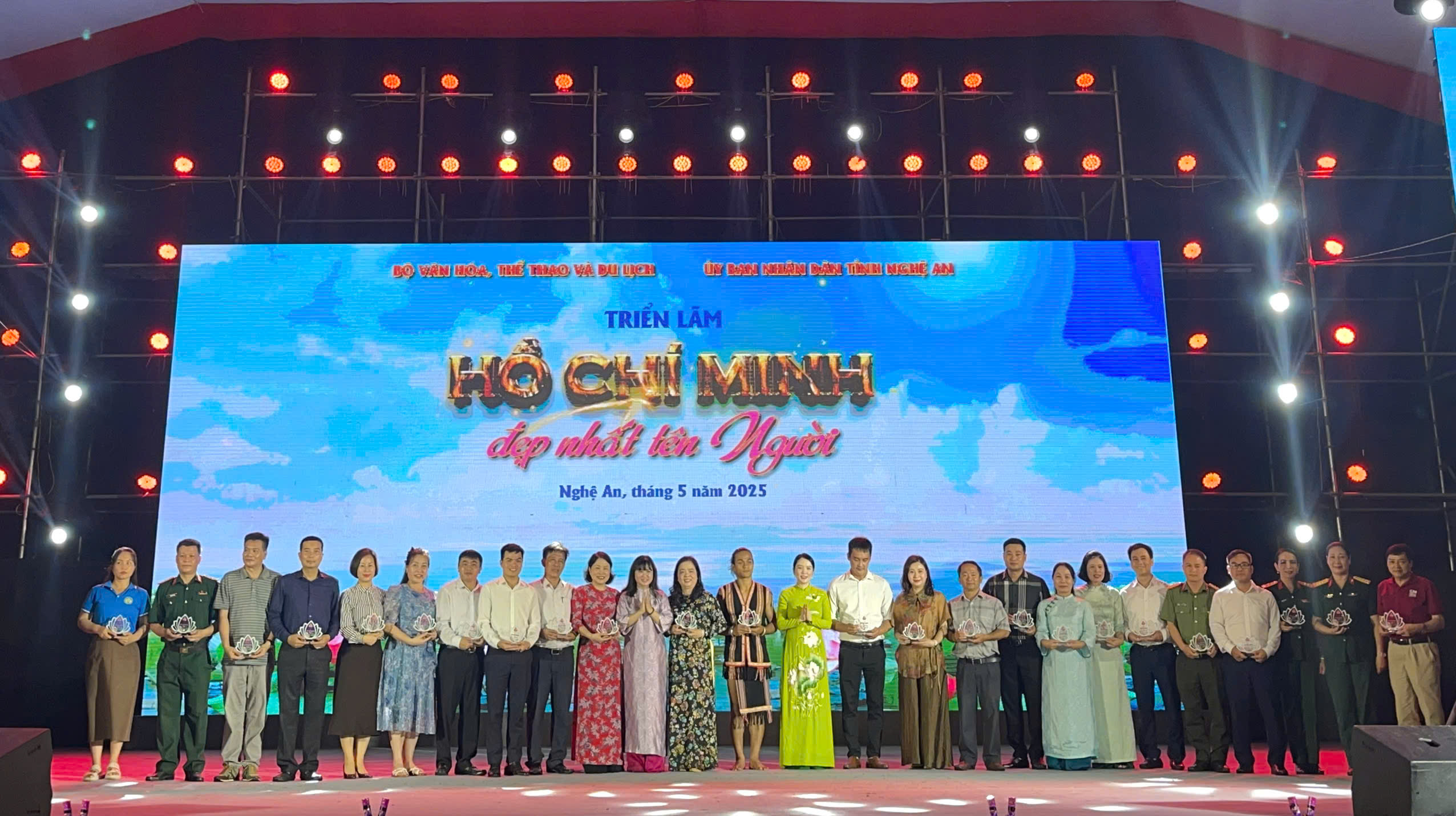 Khai mạc Triển lãm “Hồ Chí Minh đẹp nhất tên Người”