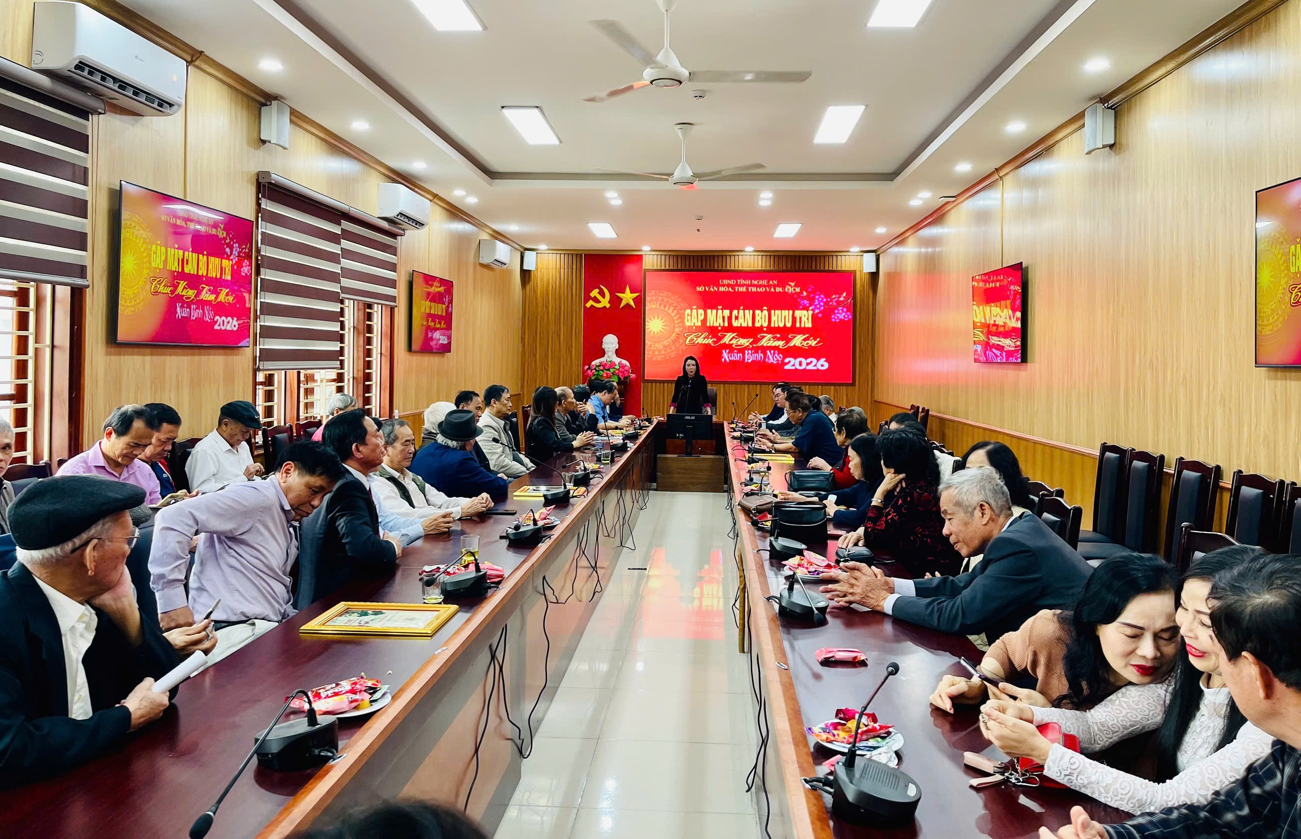 Sở Văn hóa, Thể thao và Du lịch Nghệ An gặp mặt chúc Tết cán bộ hưu trí