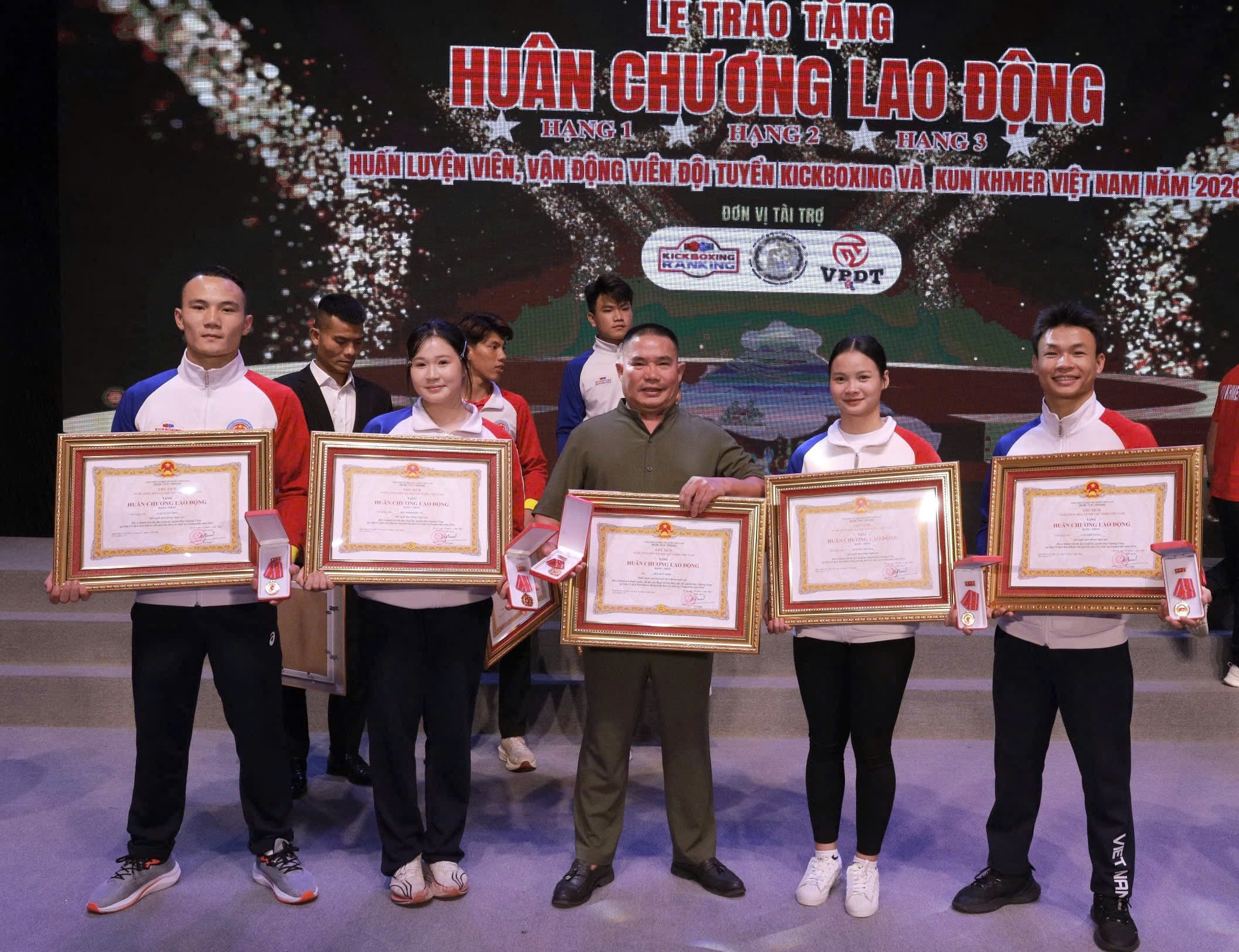 5 huấn luyện viên, vận động viên Nghệ An được trao tặng Huân chương Lao động hạng Nhất