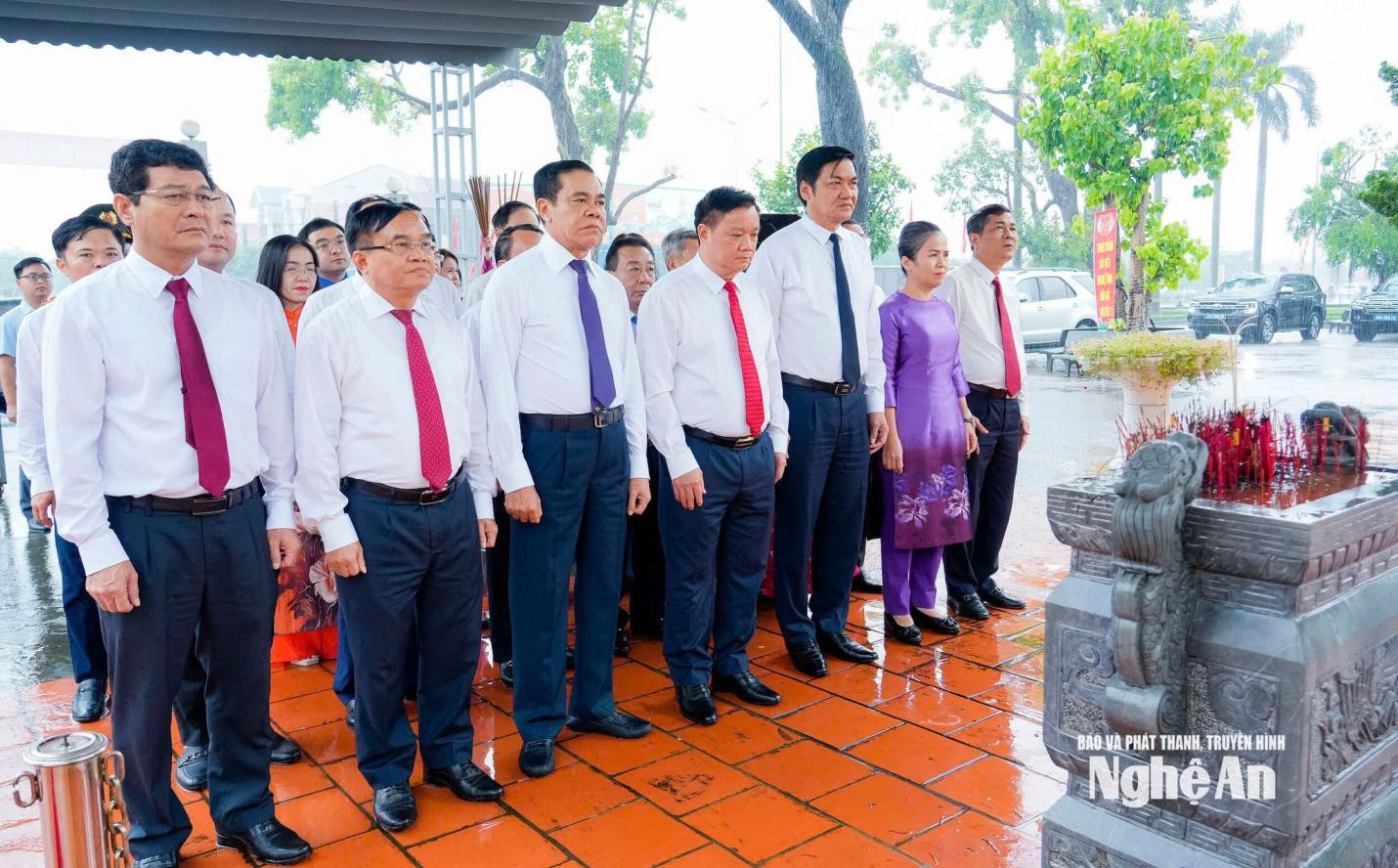 Lãnh đạo tỉnh Nghệ An dâng hoa, dâng hương tưởng niệm các liệt sĩ Xô viết Nghệ Tĩnh