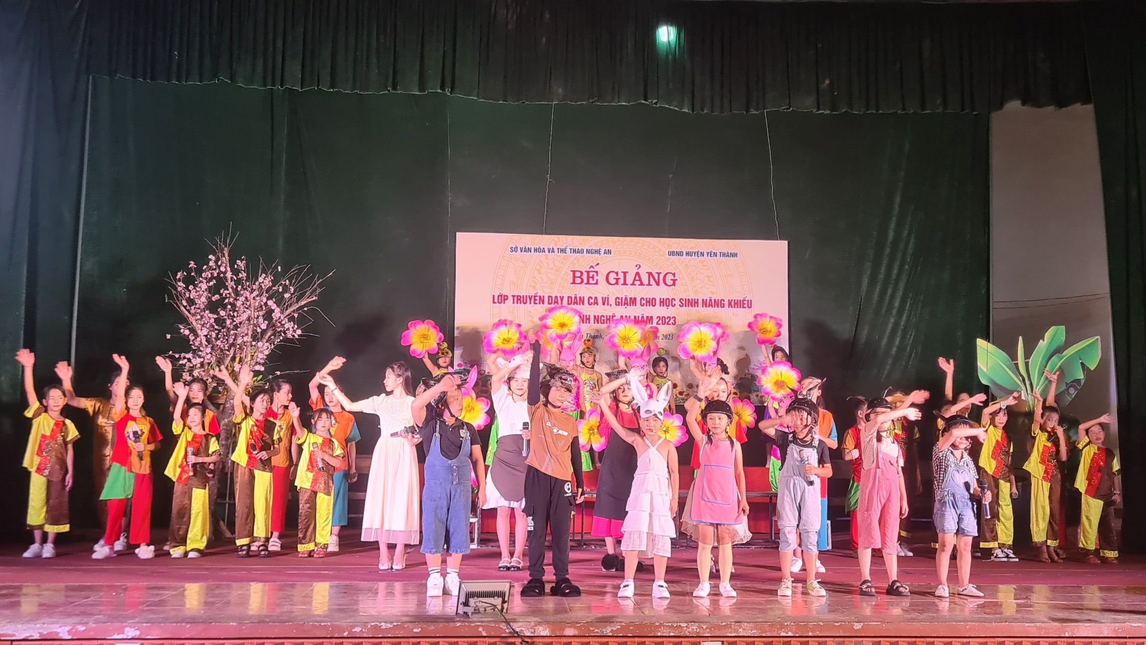 Bế giảng lớp truyền dạy dân ca Ví, Giặm cho học sinh năng khiếu huyện Yên Thành