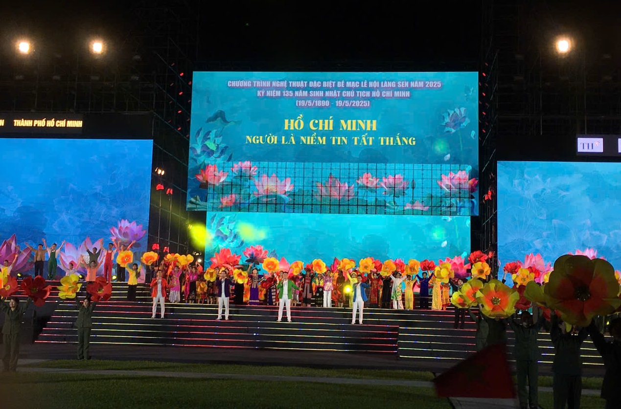 Chương trình nghệ thuật đặc biệt “Hồ Chí Minh - Người là niềm tin tất thắng” khép lại Lễ hội Làng Sen toàn quốc2025