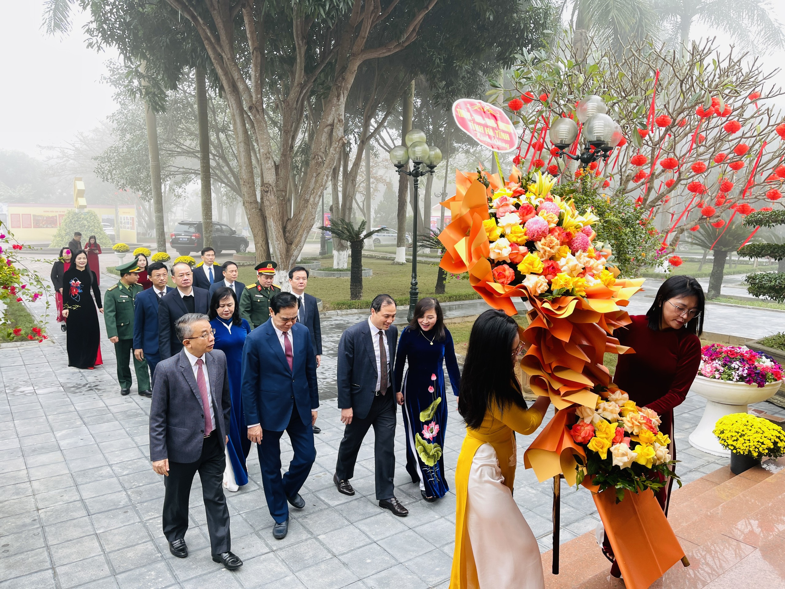 Đoàn đại biểu tỉnh Hà Tĩnh dâng hoa, dâng hương tưởng niệm các liệt sĩ Xô viết Nghệ Tĩnh và tặng quà, chúc tết cán bộ viên chức Bảo tàng Xô viết Nghệ Tĩnh