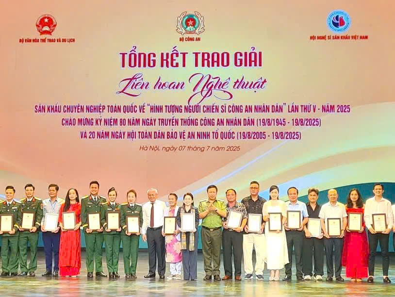 Trung tâm Nghệ thuật truyền thống Nghệ An đạt 2 HCV, 2 HCB và 5 HCĐ tại Liên hoan Nghệ thuật sân khấu chuyên nghiệp toàn quốc về “Hình tượng người chiến sĩ Công an nhân dân” lần thứ v - 2025