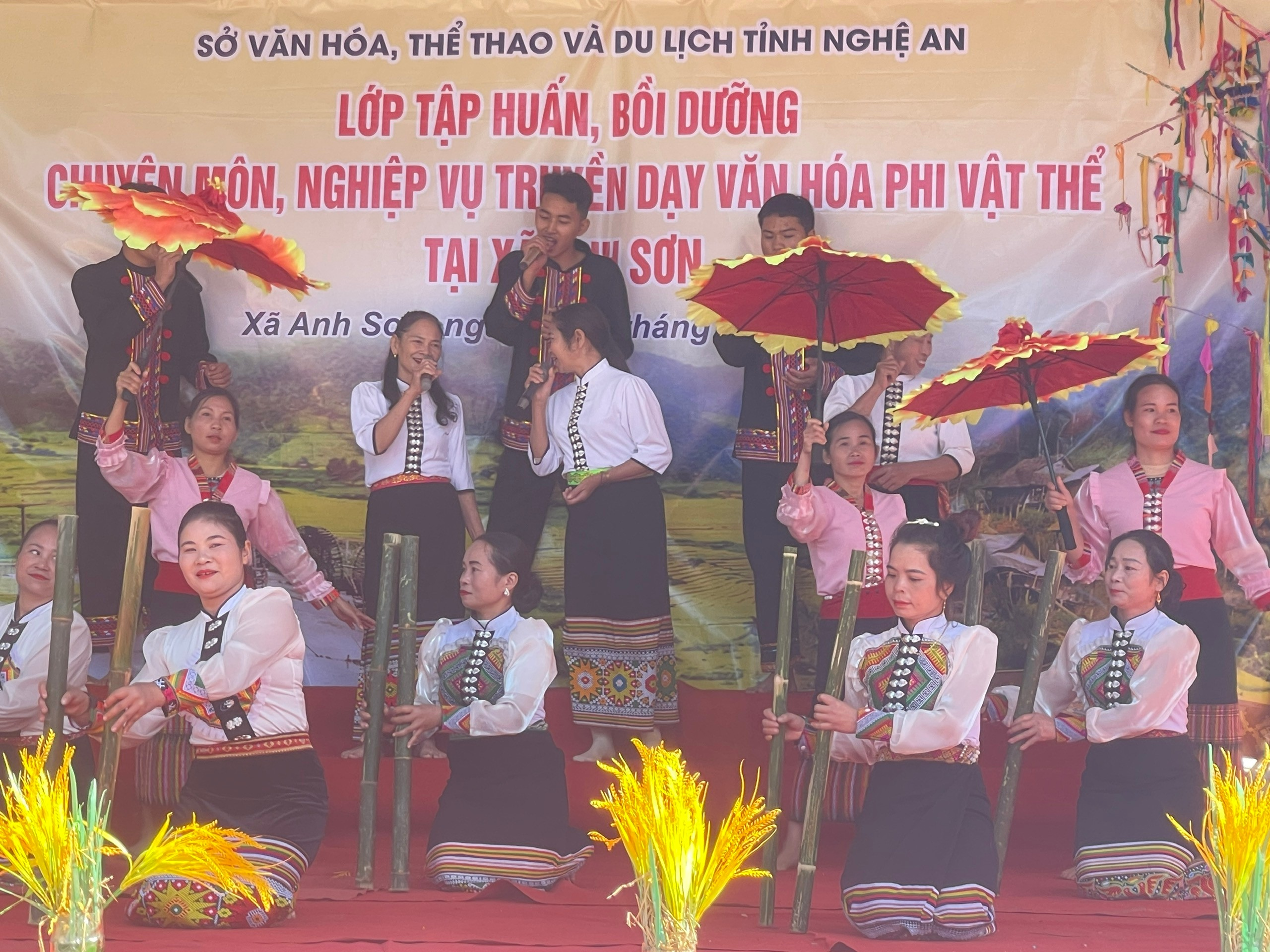 Bế mạc lớp Tập huấn bồi dưỡng chuyên môn, nghiệp vụ truyền dạy văn hóa phi vật thể tại xã Anh Sơn