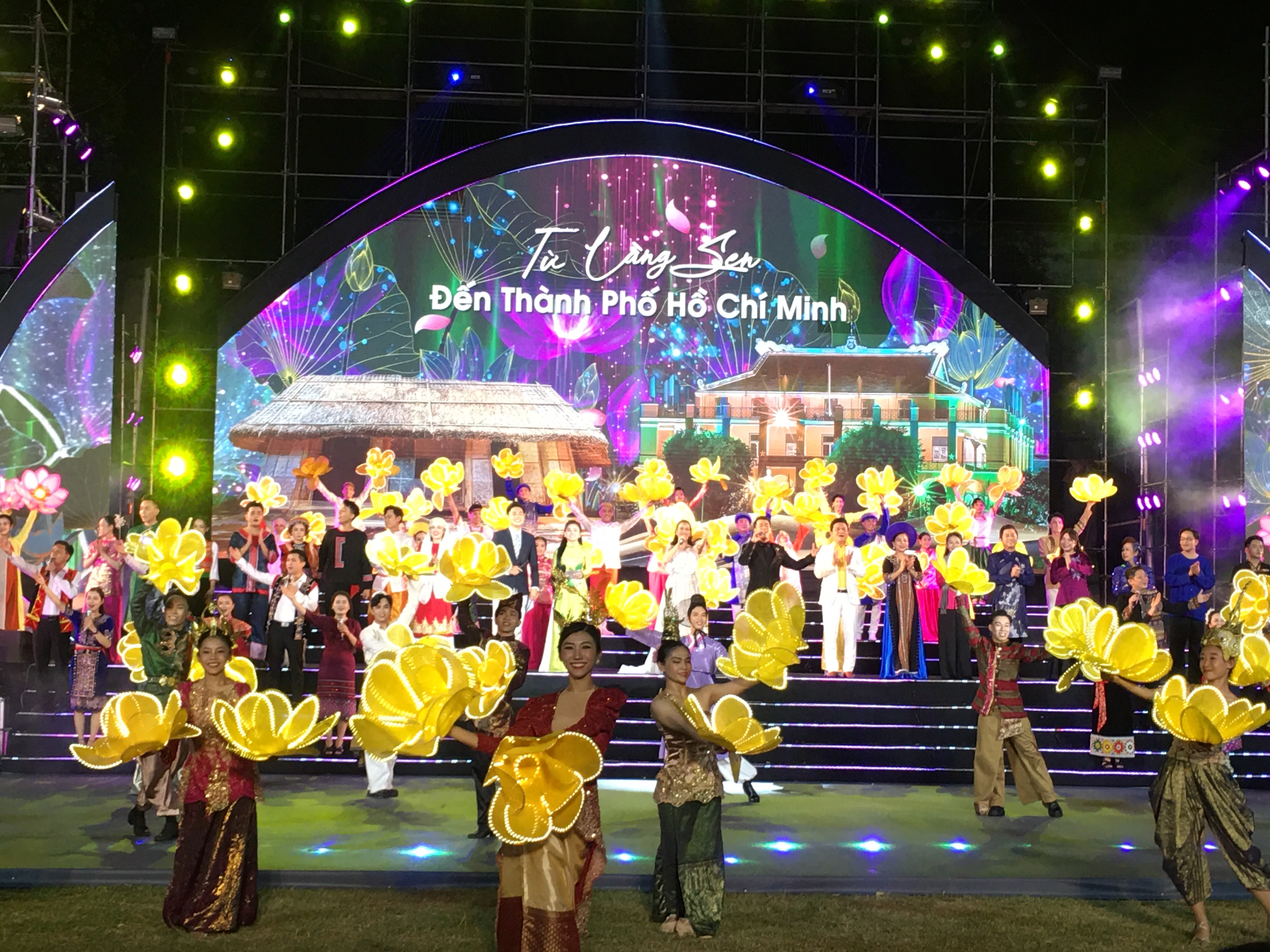 Chương trình nghệ thuật đặc biệt Bế mạc Lễ hội Làng Sen 2024 “Từ Làng Sen đến Thành phố Hồ Chí Minh”