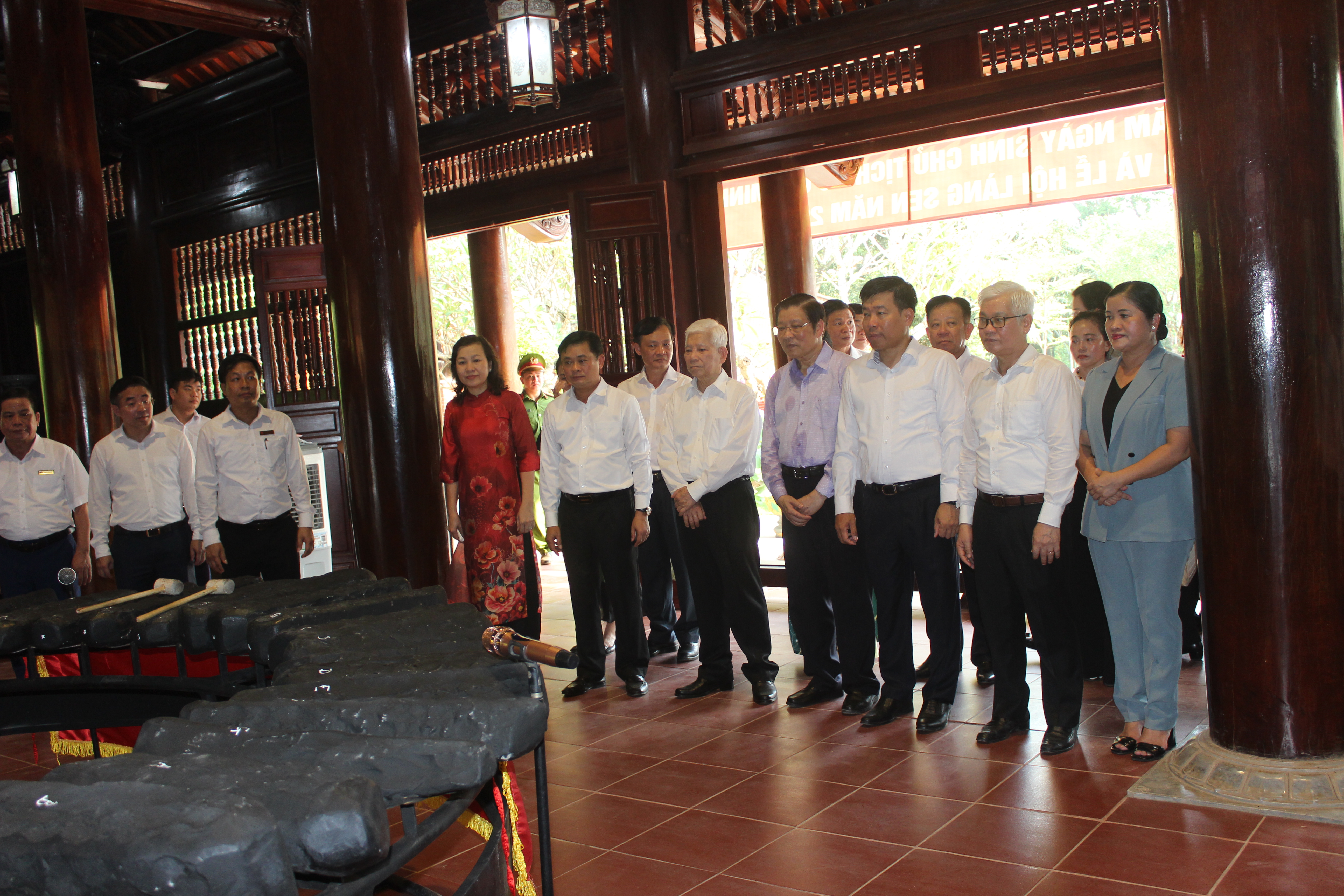 Tỉnh Bình Dương và Bình Phước trao tặng Đàn đá cho Khu Di tích Kim Liên và hỗ trợ xây dựng nhà ở cho người nghèo tỉnh Nghệ An.