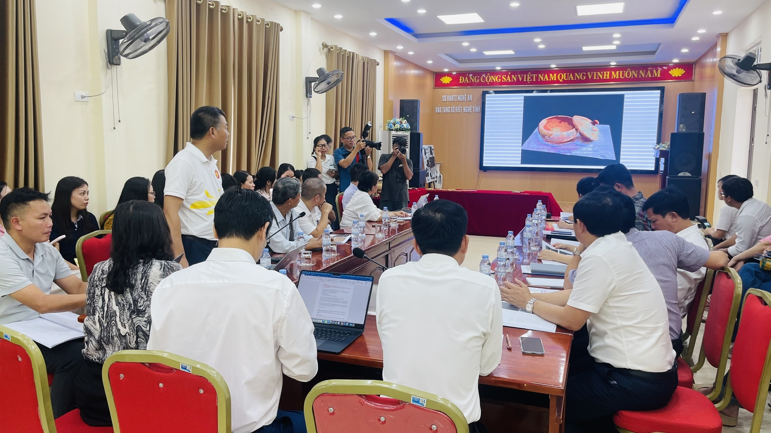 Phát hiện hai ngôi mộ cổ thời Lục Triều còn nguyên vẹn chứa nhiều di vật quý tại Rú Bụt, xã Kim Liên