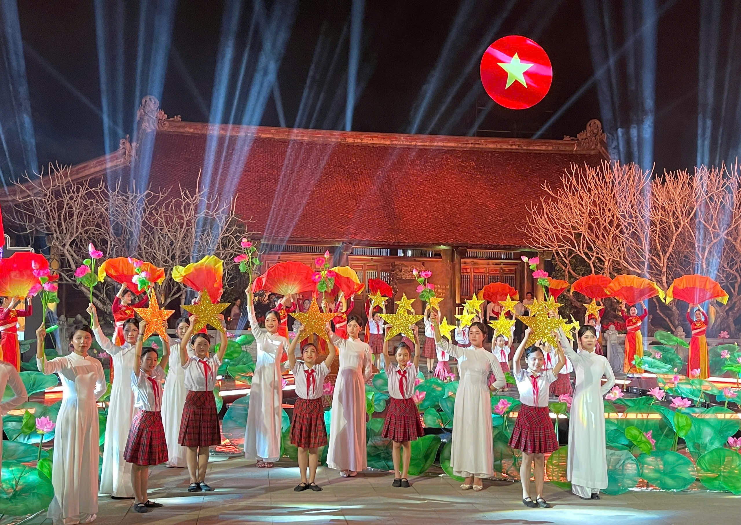 Tổng duyệt chương trình Cầu truyền hình kỷ niệm 85 năm Ngày Bác Hồ về nước trực tiếp lãnh đạo cách mạng Việt Nam