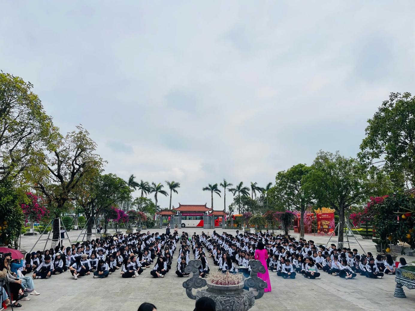 Hơn 500 học sinh khối 10 Trường THPT Chuyên Phan Bội Châu tham gia hoạt động trải nghiệm “hành động vì môi trường” tại khu lưu niệm Tổng Bí thư Lê Hồng Phong