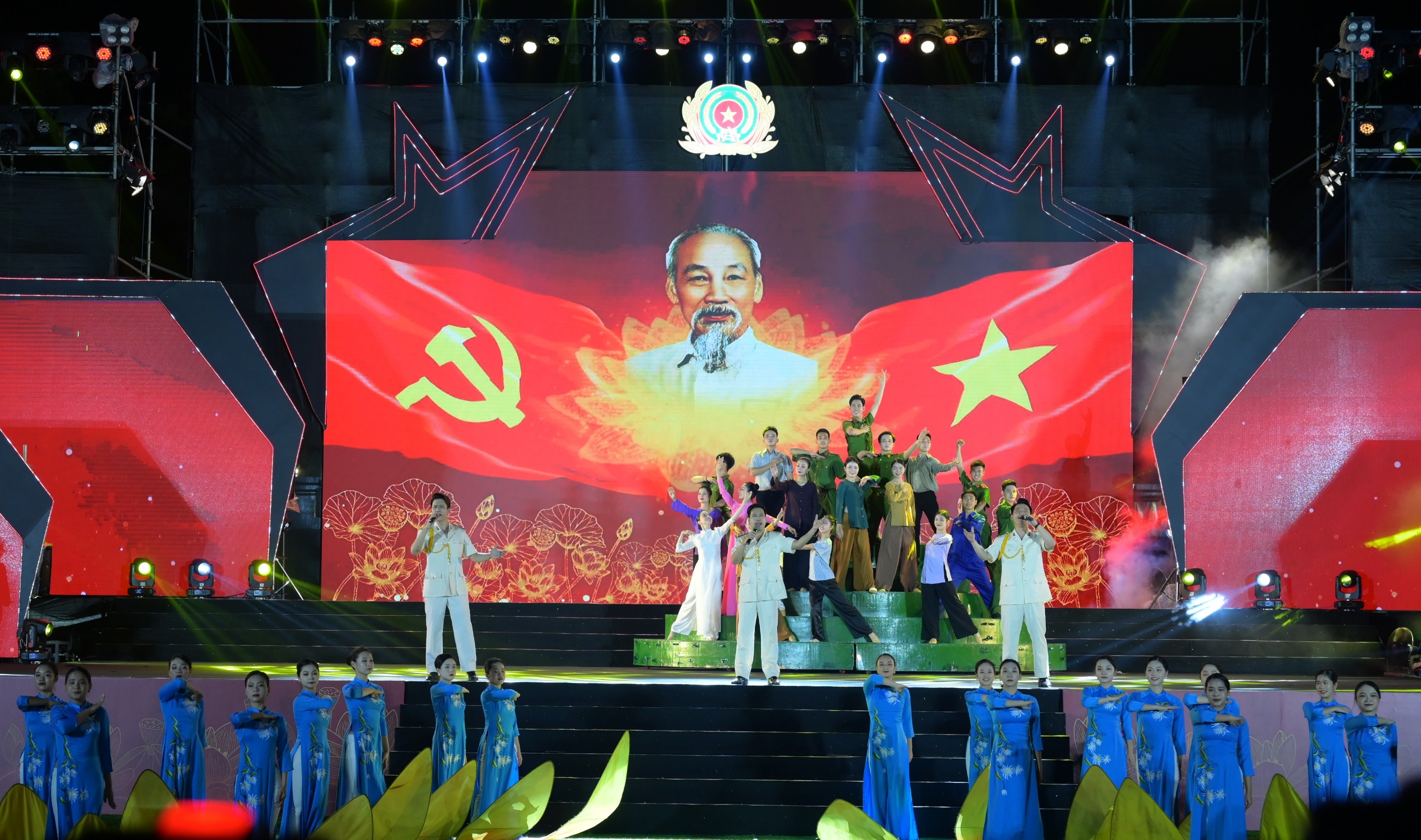 Giao lưu nghệ thuật “Hoa tháng 5 dâng Người”