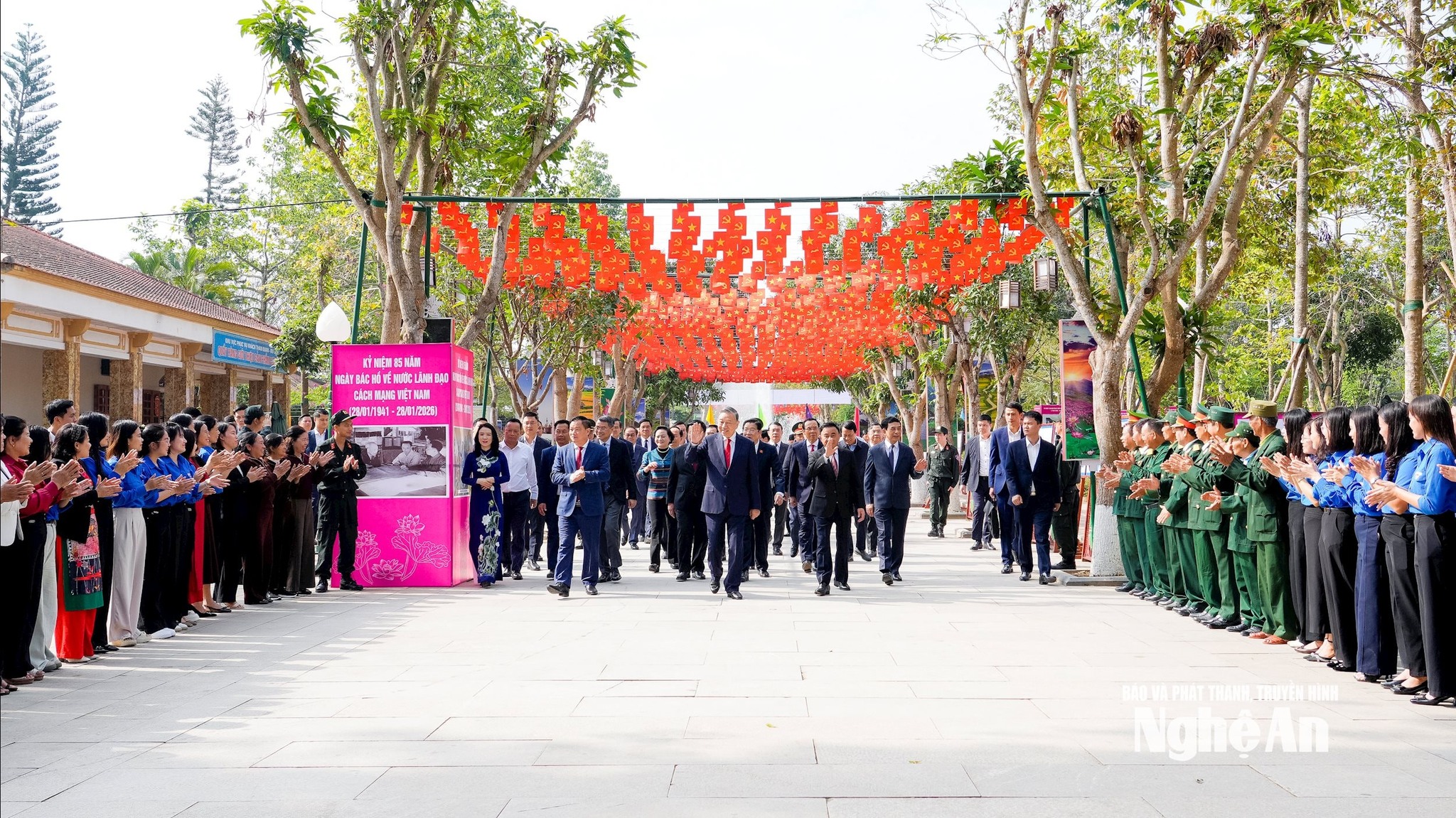 Tổng Bí thư Tô Lâm dâng hương tưởng niệm Chủ tịch Hồ Chí Minh tại Nghệ An