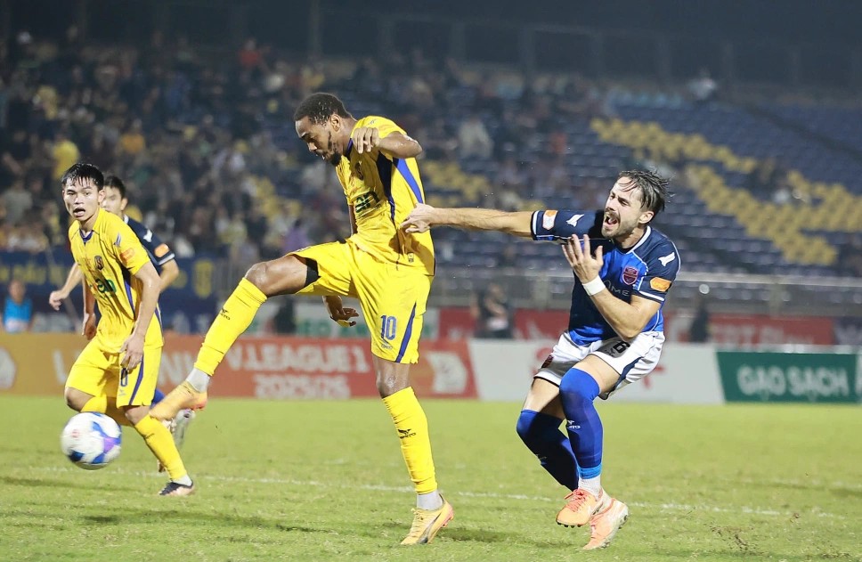 CLB Sông Lam Nghệ An đả bại CLB Becamex Thành phố Hồ Chí Minh trên sân nhà