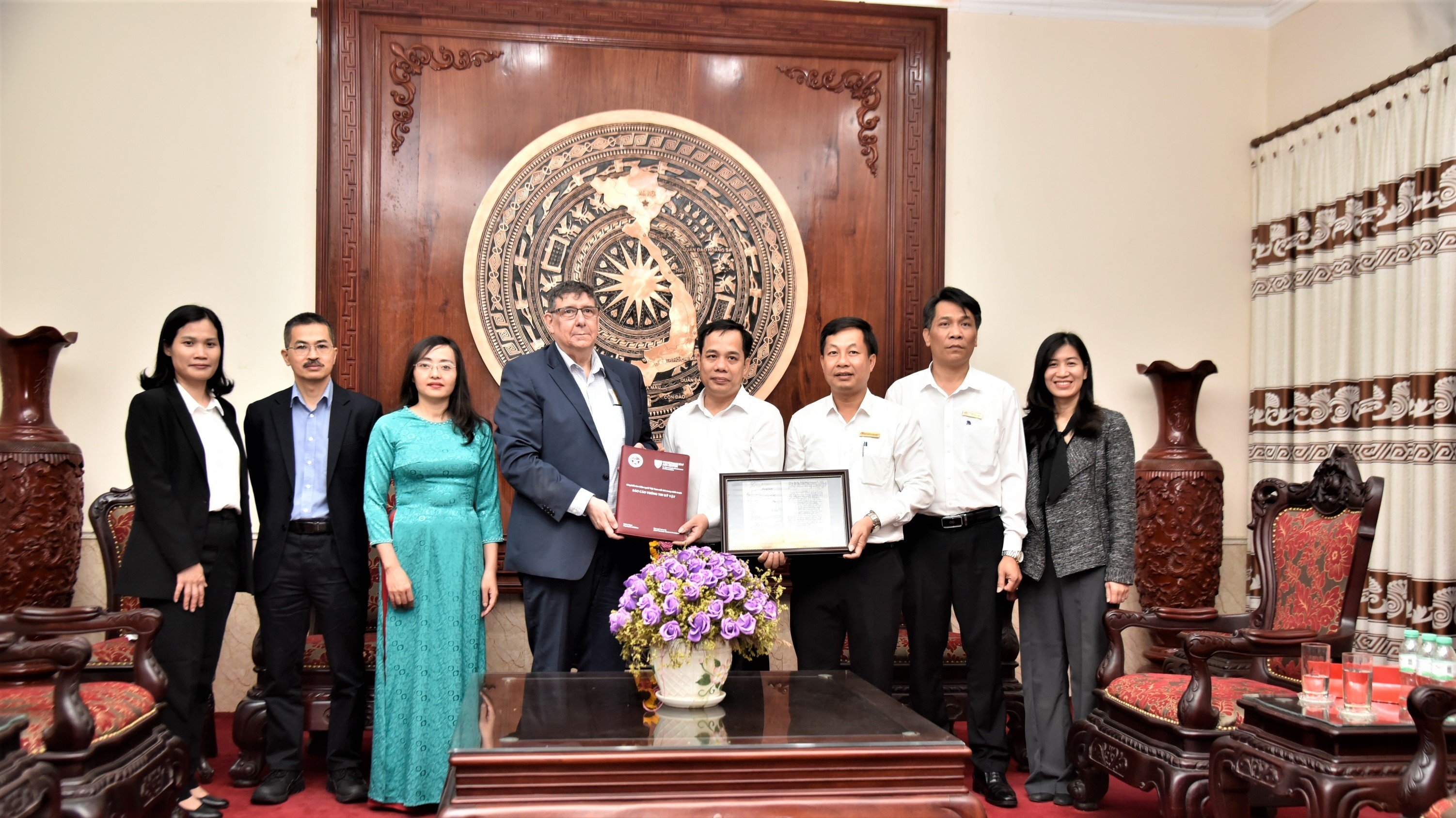 Trường Đại học Harvard trao tặng hiện vật liên quan đến Bác Hồ cho Khu Di tích Quốc gia đặc biệt Kim Liên