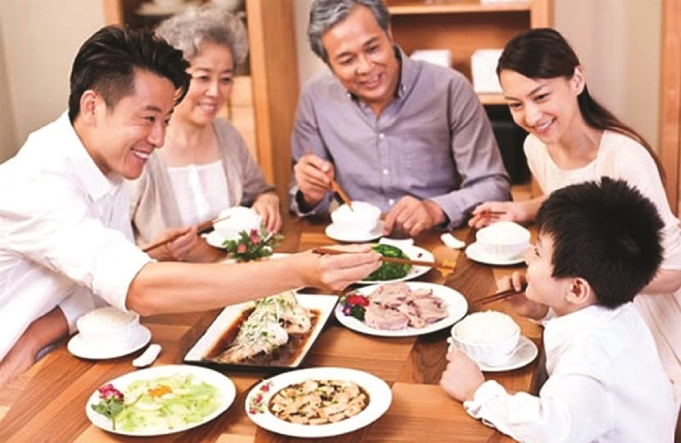 Bữa cơm gia đình trong xã hội hiện đại: Giá trị và thách thức