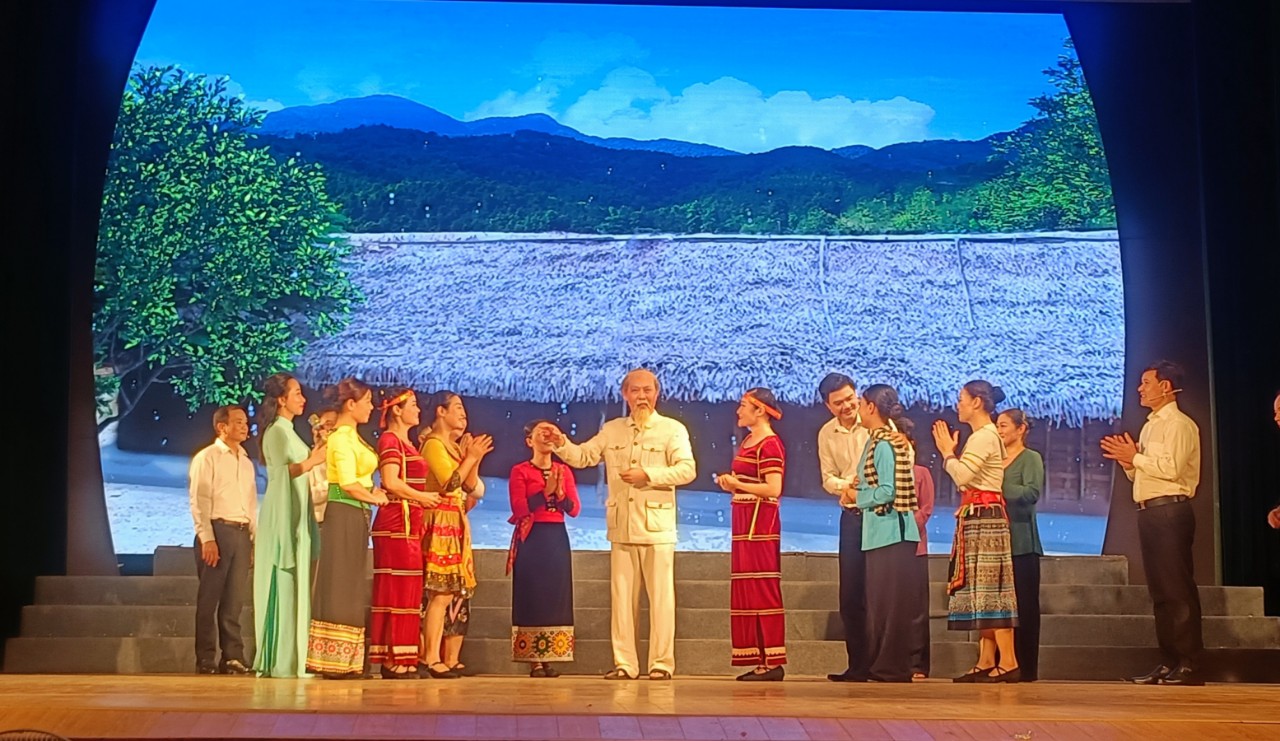 Nhà hát Dân ca Nghệ An chật kín khán giả đến xem vở diễn “Lời Người  lời của nước non”