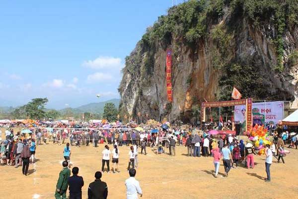 Hang Bua - Truyền thuyết và lễ hội