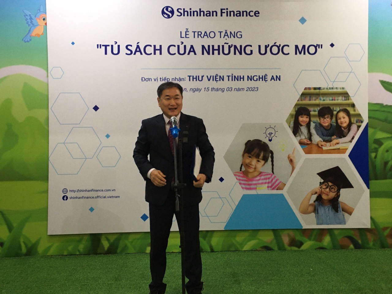 Công ty Shinhan Việt Nam trao tặng sách cho Thư viện Nghệ An