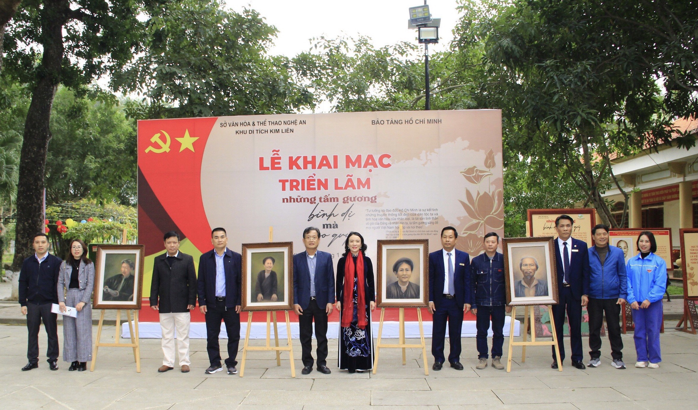 Công ty CP Dệt may Hoàng Thị Loan trao tặng Khu Di tích Kim Liên bộ tranh chân dung những người thân trong gia đình Chủ tịch Hồ Chí Minh