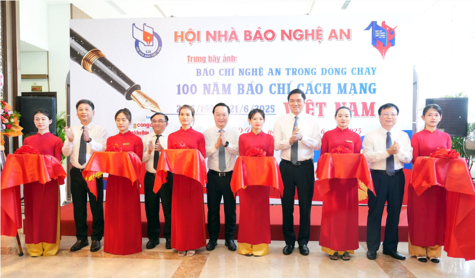Trưng bày ảnh Báo chí Nghệ An trong dòng chảy 100 năm Báo chí cách mạng Việt Nam