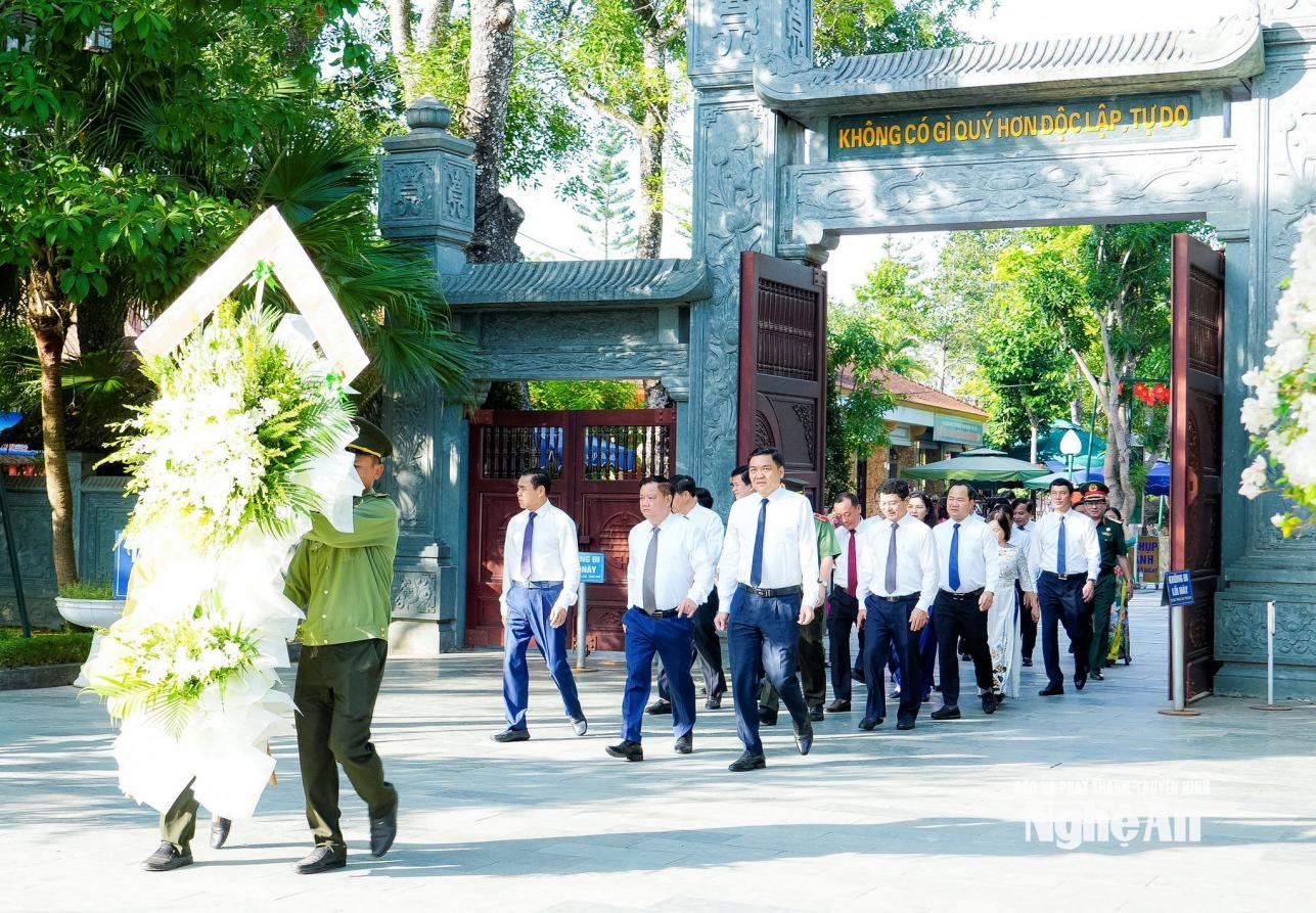 Lãnh đạo tỉnh Nghệ An dâng hoa, dâng hương tưởng niệm Chủ tịch Hồ Chí Minh và các anh hùng liệt sĩ