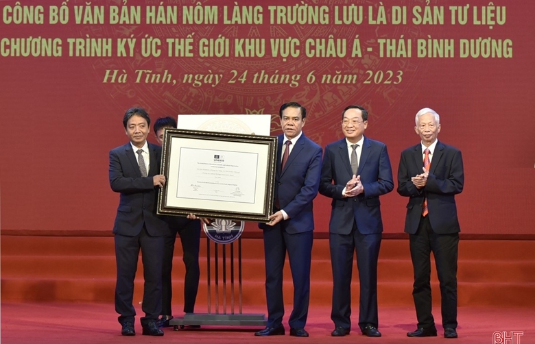 Hà Tĩnh: Văn bản Hán Nôm làng Trường Lưu được công nhận là di sản tư liệu thế giới