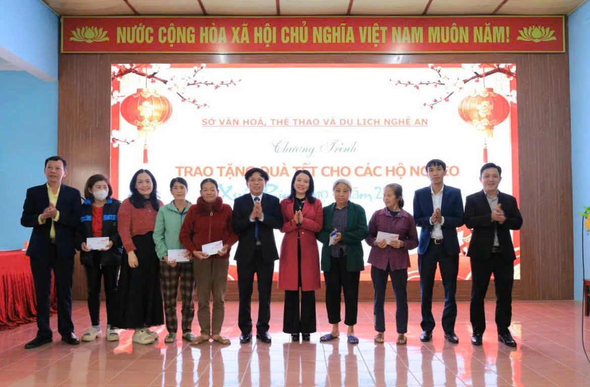 Sở Văn hóa, Thể thao và Du lịch tặng quà Tết cho các hộ nghèo trên địa bàn xã Thiên Nhẫn