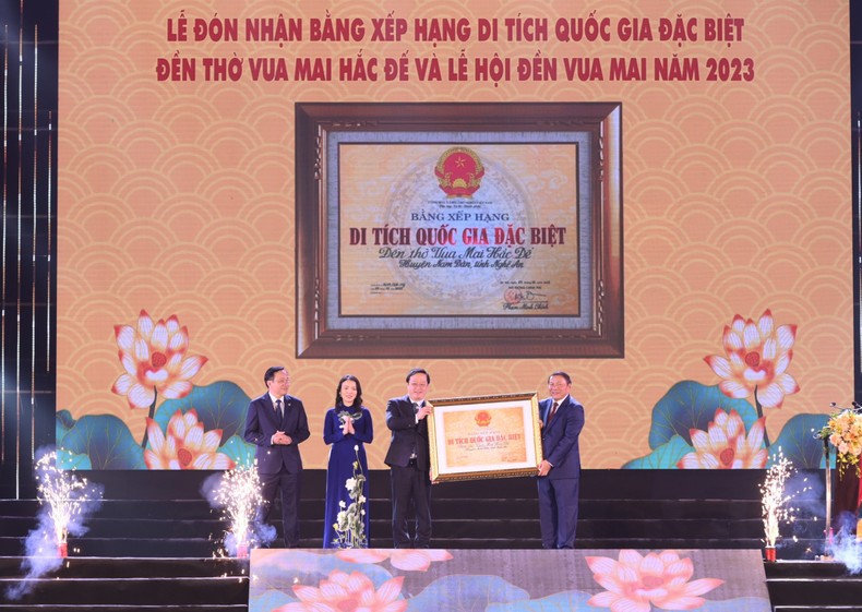 Tỉnh Nghệ An đón Bằng xếp hạng Di tích Quốc gia đặc biệt - Đền thờ Vua Mai Hắc Đế