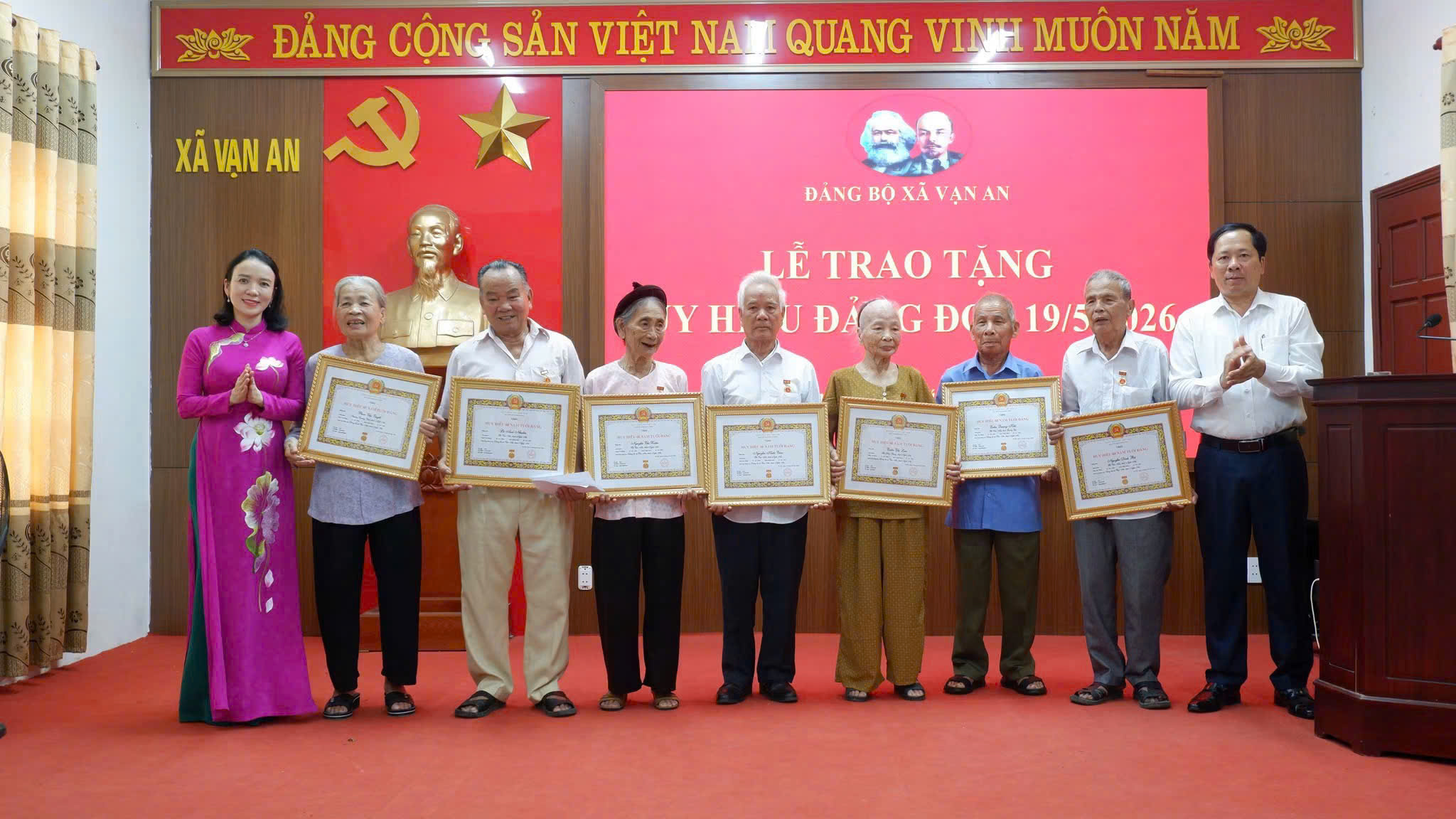 Đảng bộ xã Vạn An tổ chức trao tặng Huy hiệu Đảng cho các đồng chí đảng viên.