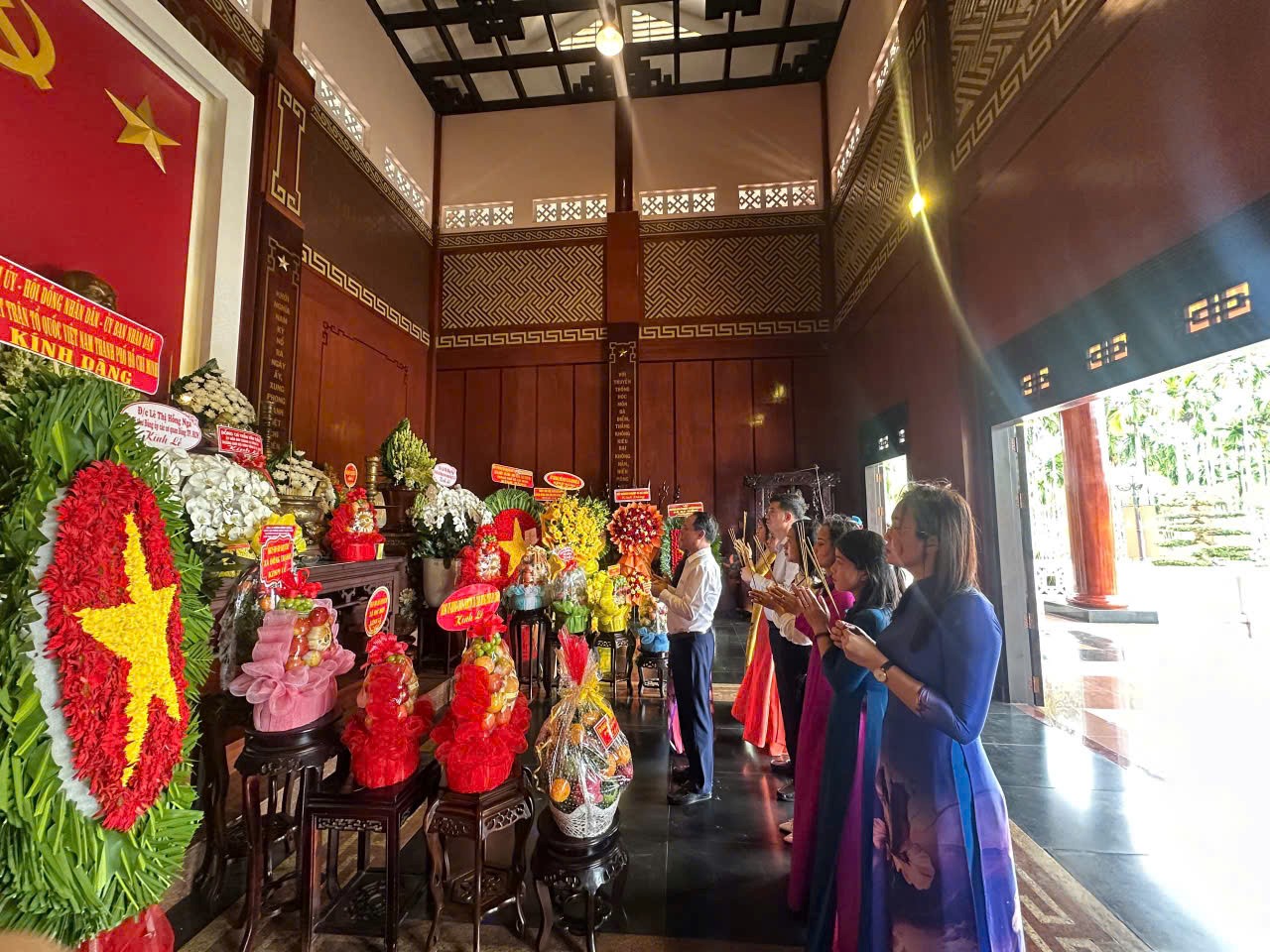 Lãnh đạo Sở Văn hóa, Thể thao và Du lịch Nghệ An dự Lễ giỗ 85 năm các đồng chí nguyên lãnh đạo Đảng, thăm thân nhân đồng chí Lê Hồng Phong và Nguyễn Thị Minh Khai