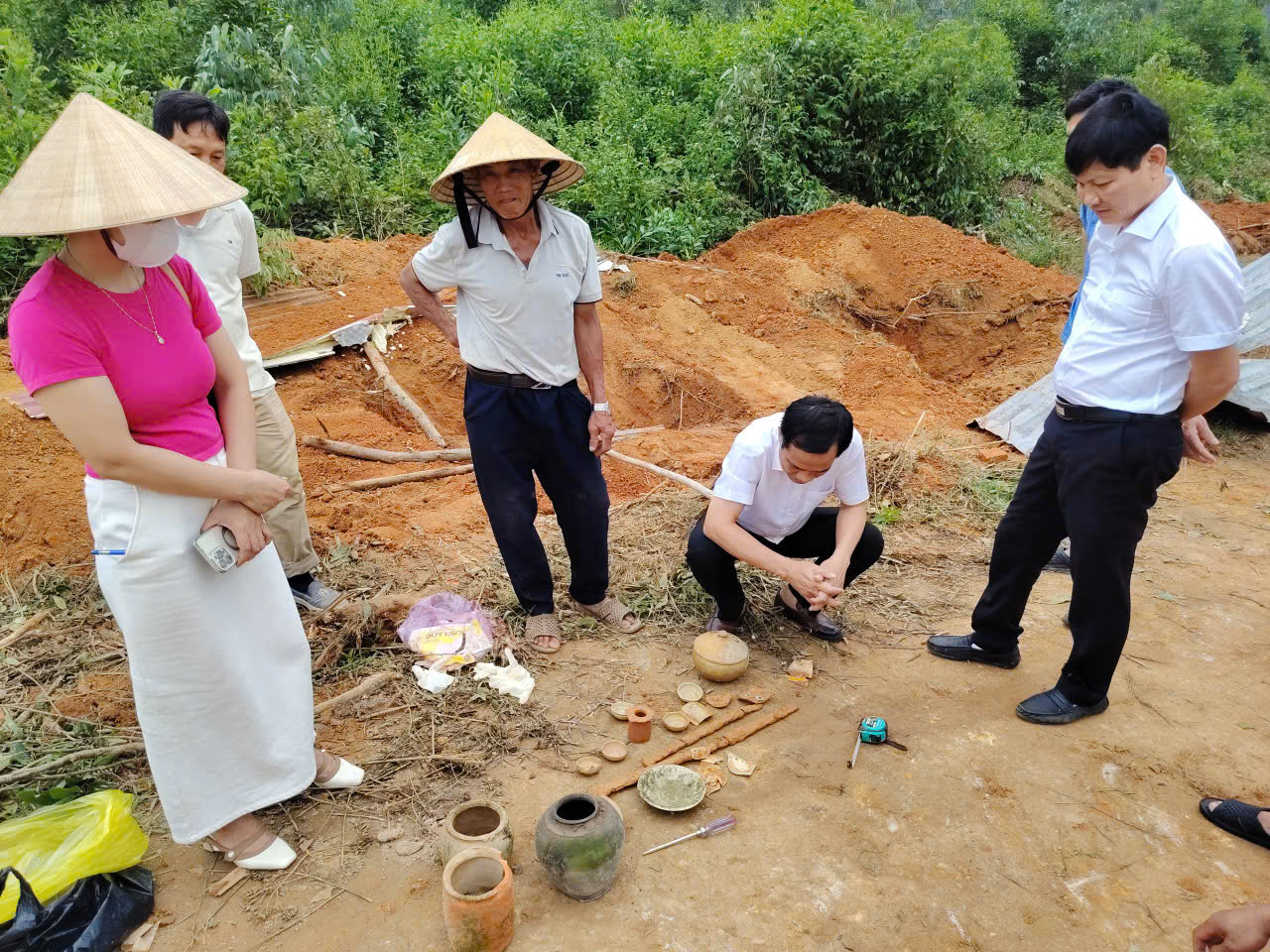 Bảo tàng Nghệ An - Xô Viết Nghệ Tĩnh khai quật khẩn cấp mộ gạch cổ tại rú Bụt, xã Kim Liên.