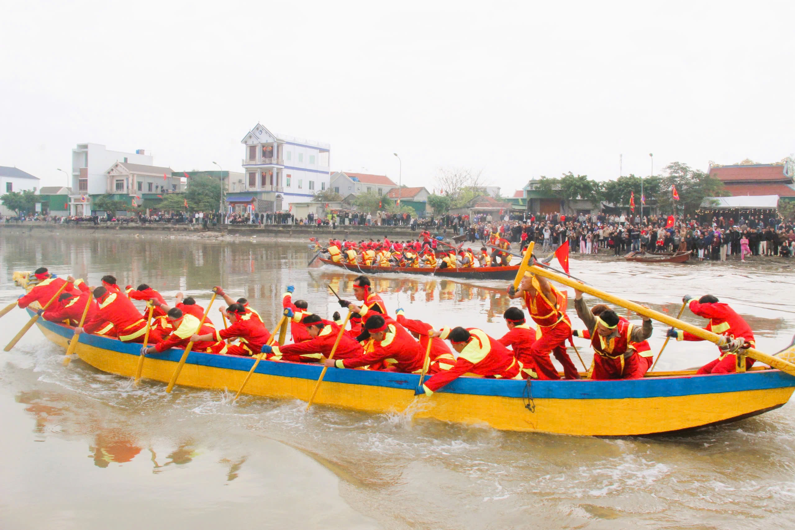 Đặc sắc Giải đua thuyền truyền thống tại Lễ hội Cầu Ngư ở huyện Quỳnh Lưu