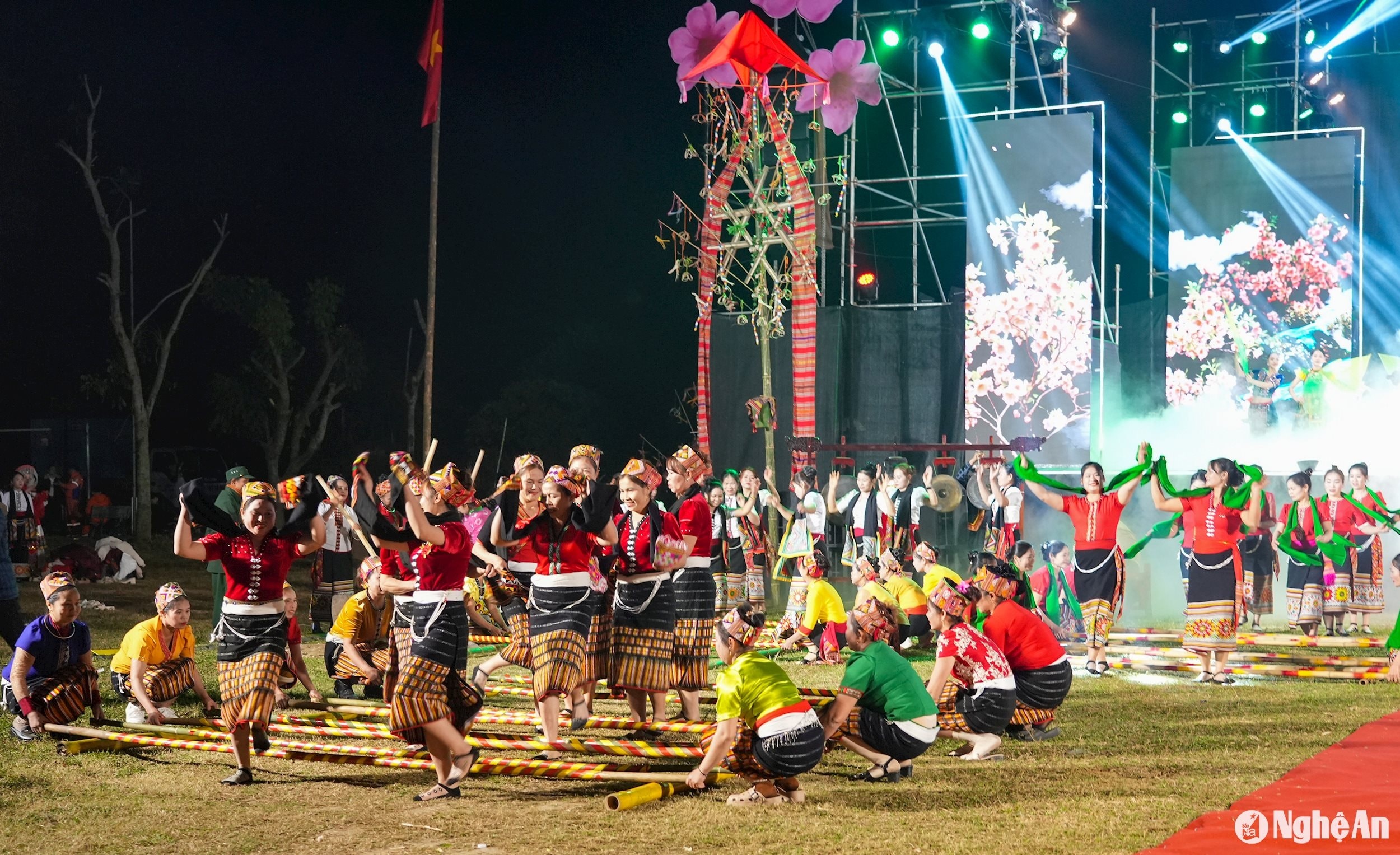 Sắc xuân miền Tây, ấm tình đồng bào - Một nét đẹp văn hóa xứ Nghệ