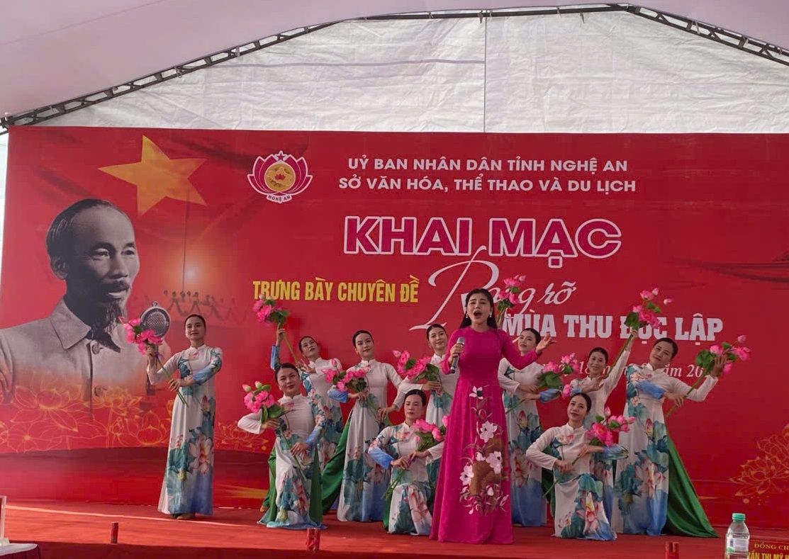 Nghệ An: Khai mạc Trưng bày chuyên đề “Rạng rỡ Mùa Thu Độc lập”