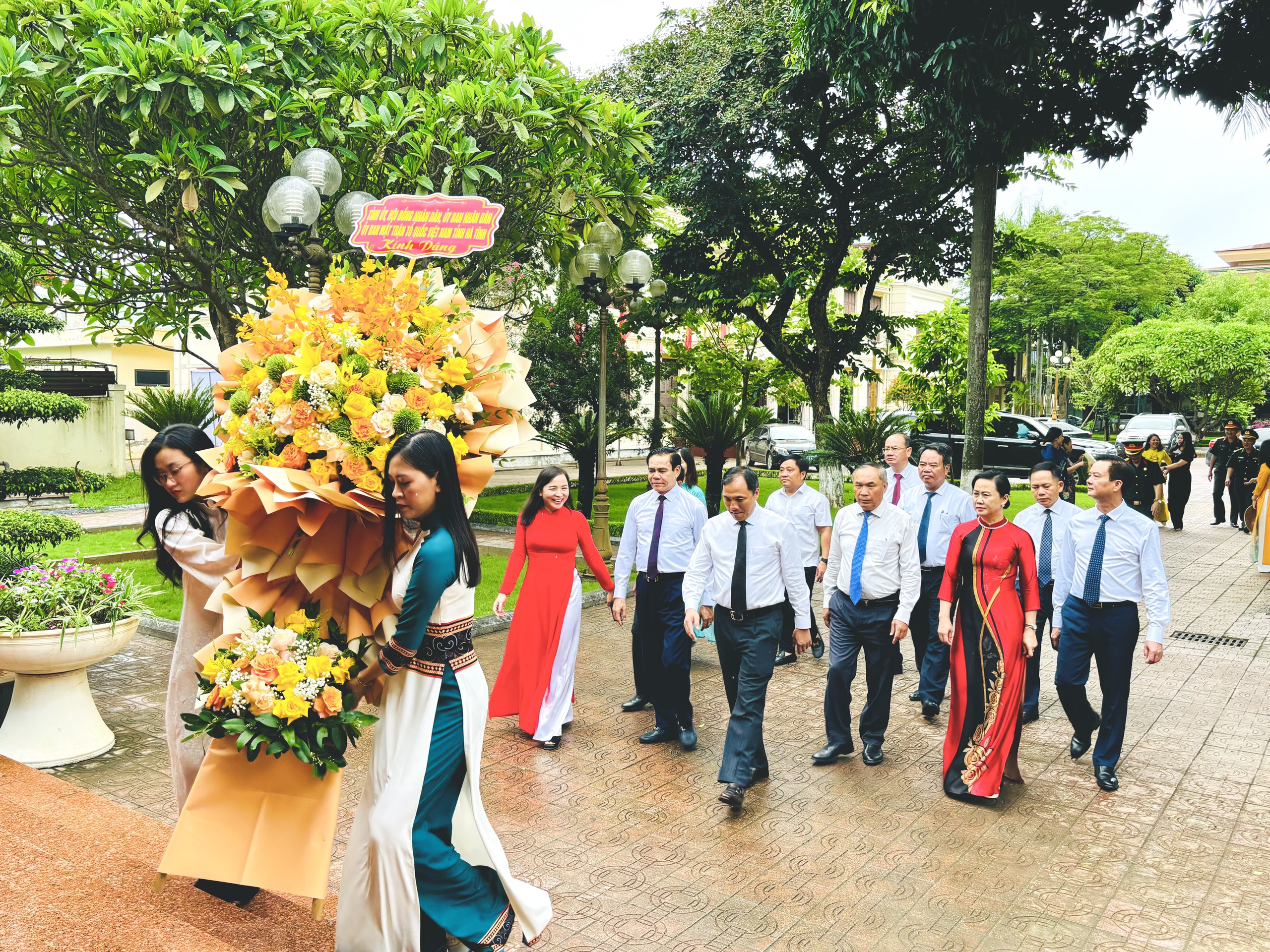 Đoàn đại biểu tỉnh Hà Tĩnh dâng hoa, dâng hương tưởng niệm các liệt sỹ Xô viết Nghệ Tĩnh